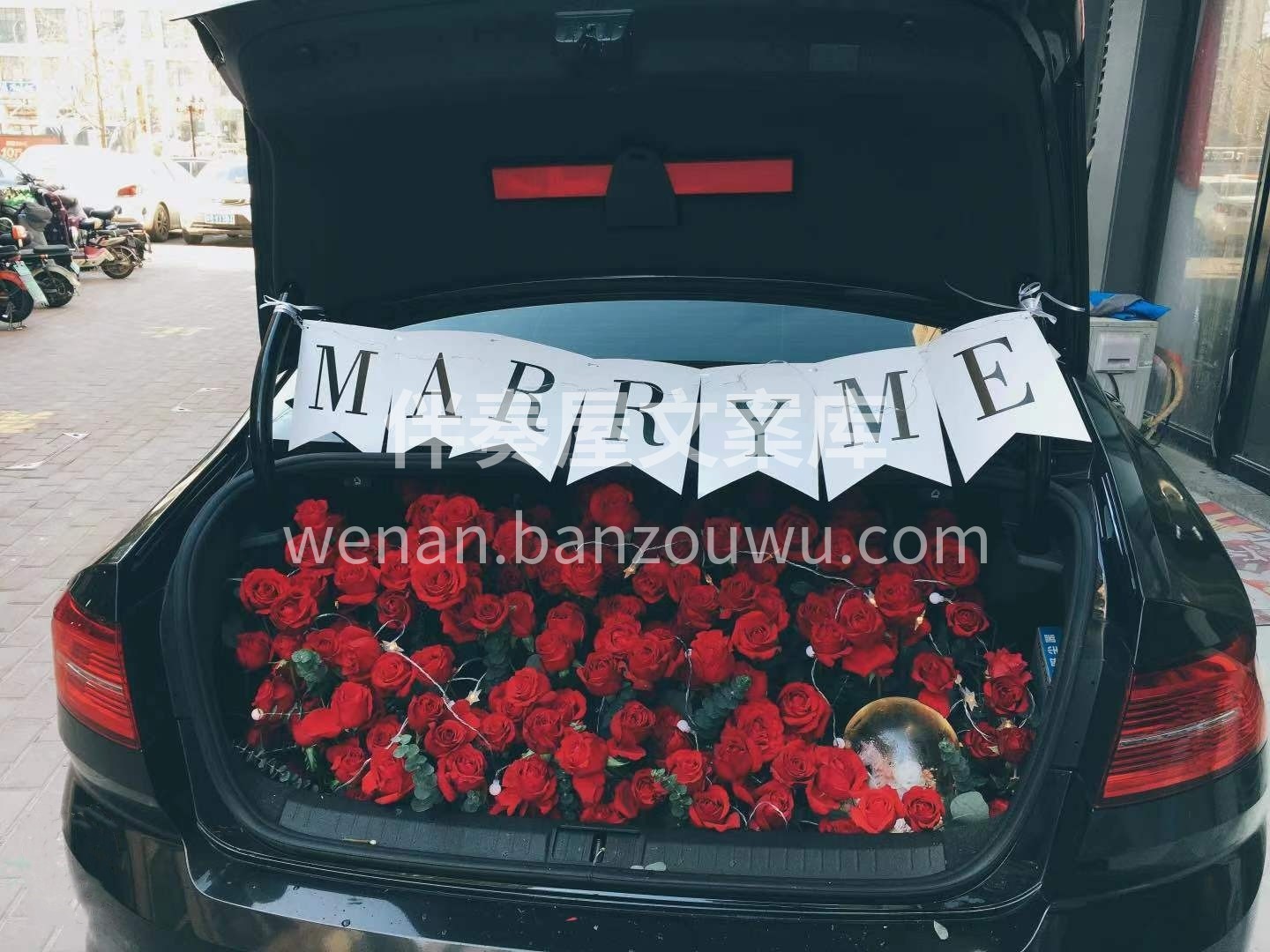 后备箱红玫瑰求婚布置 请相信总有一个人， 配图2