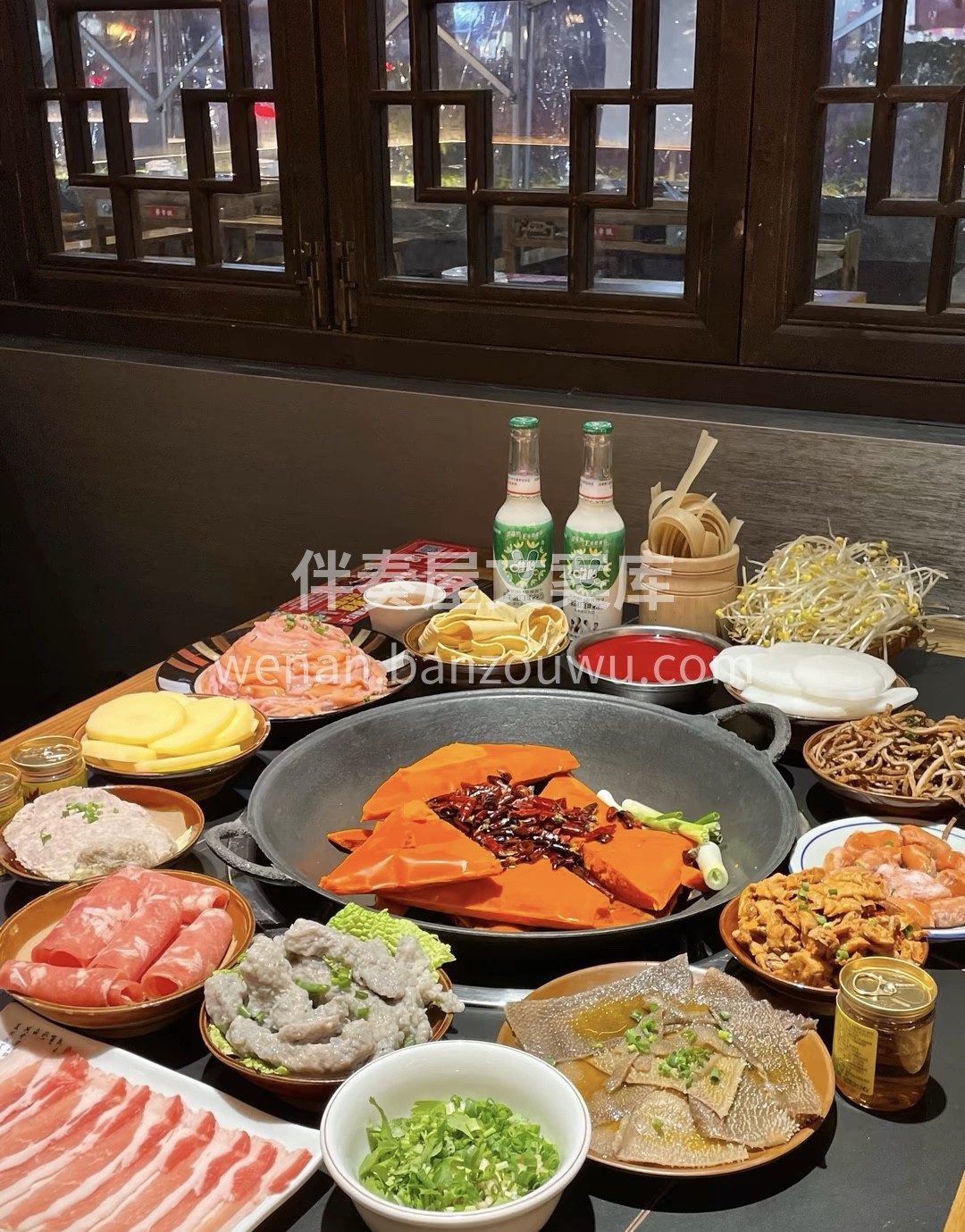 四川的火锅远近闻名锅底热气腾腾，锅中食材 配图1