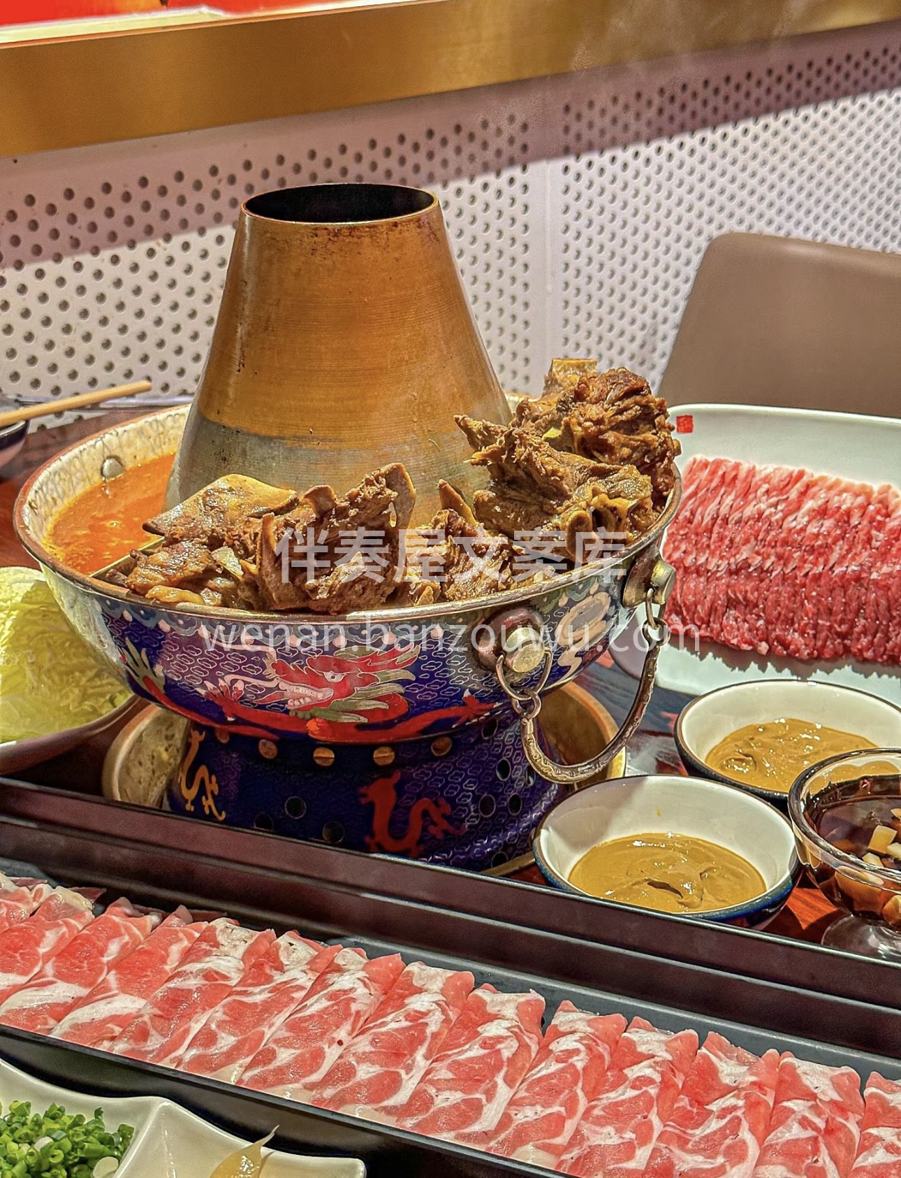 羊蝎子火锅，骨香肉嫩。慢炖的浓汤，炖煮出 配图2