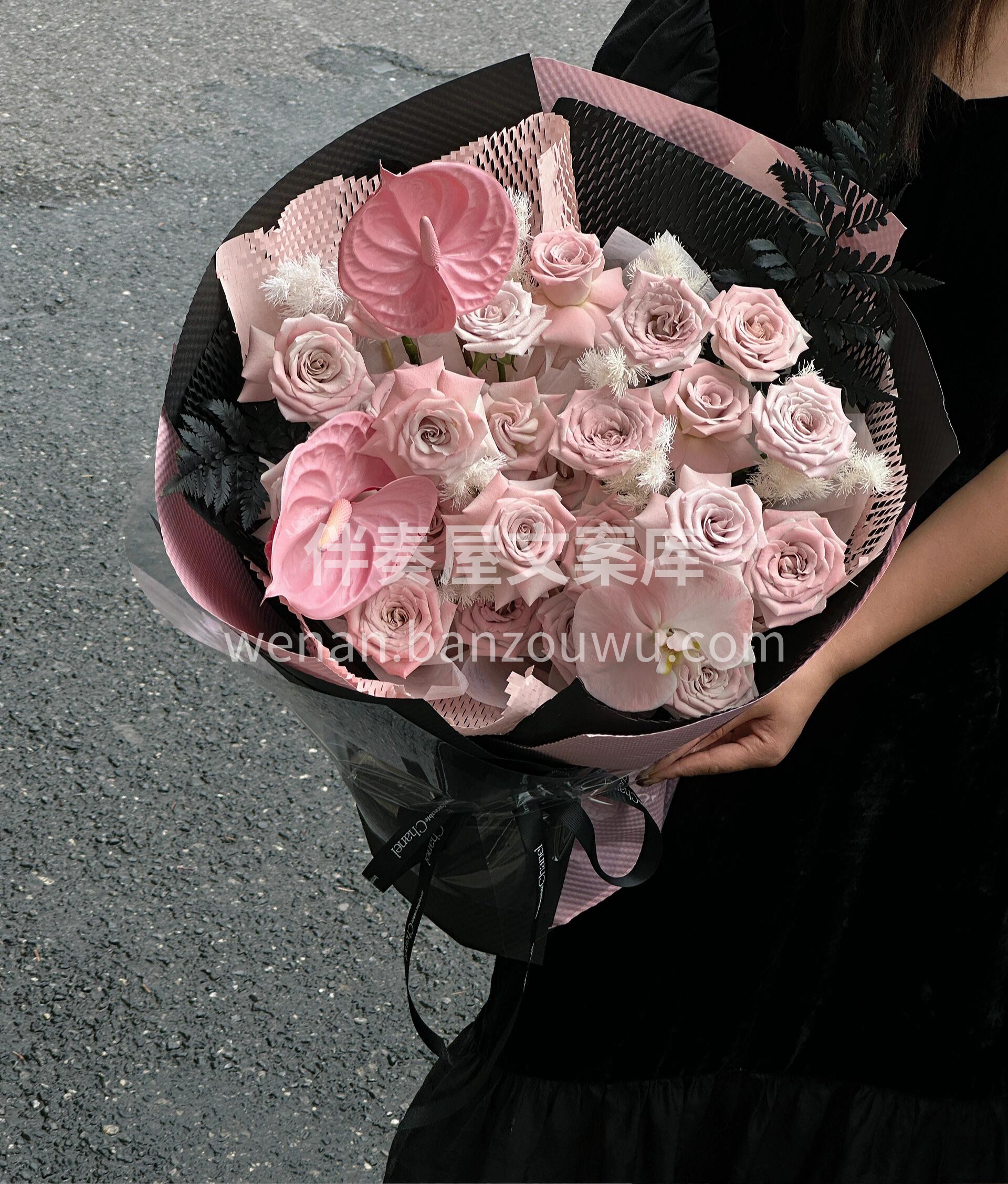 曼塔甜酷花束🖤 一半温柔一半飒🌸 灰调的粉紫花瓣裹着淡淡的冷 配图3