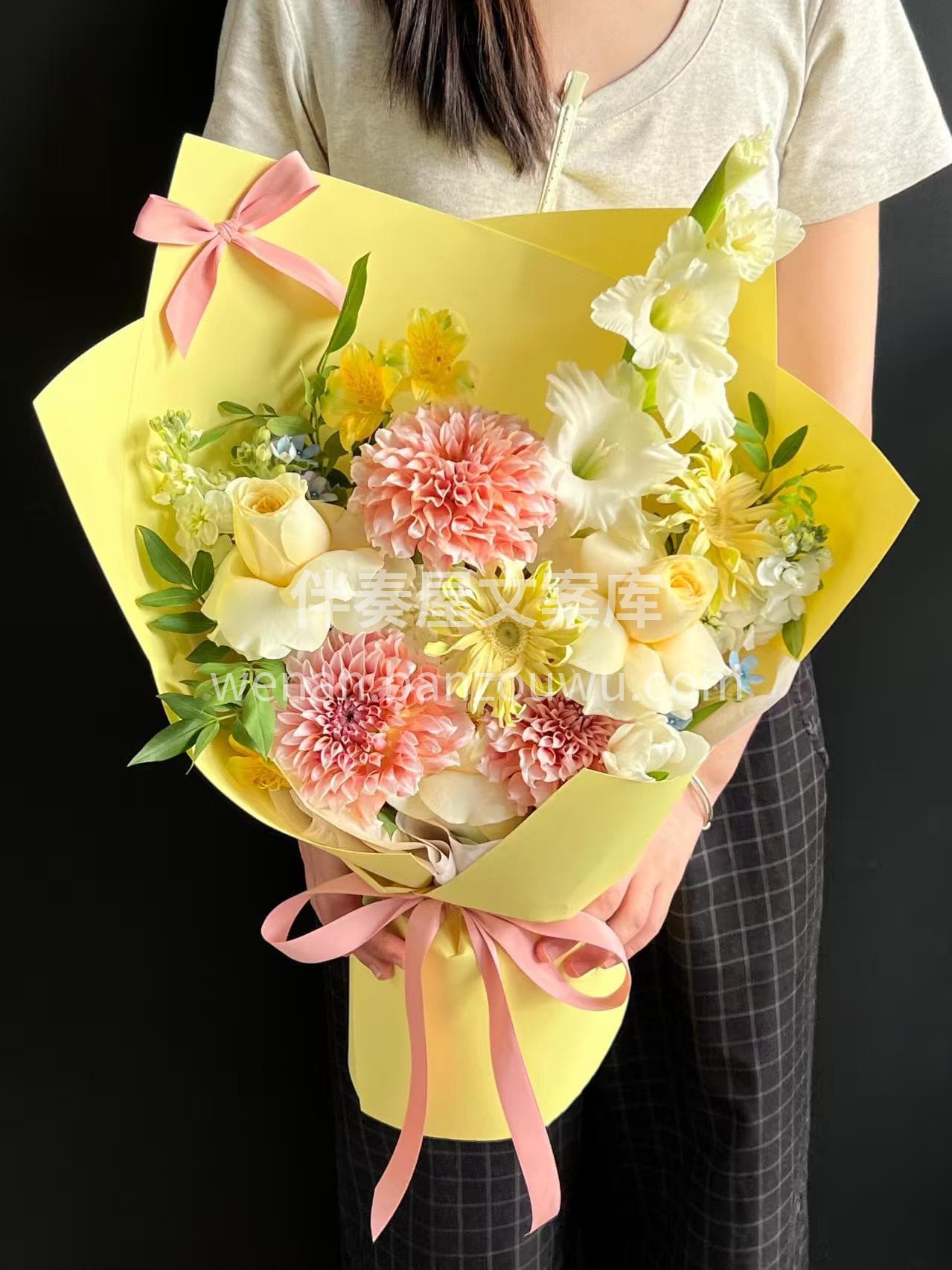 明黄色的花束太提气了✨ 亮堂堂的特别暖 金灿灿的颜色💛 一眼 配图3