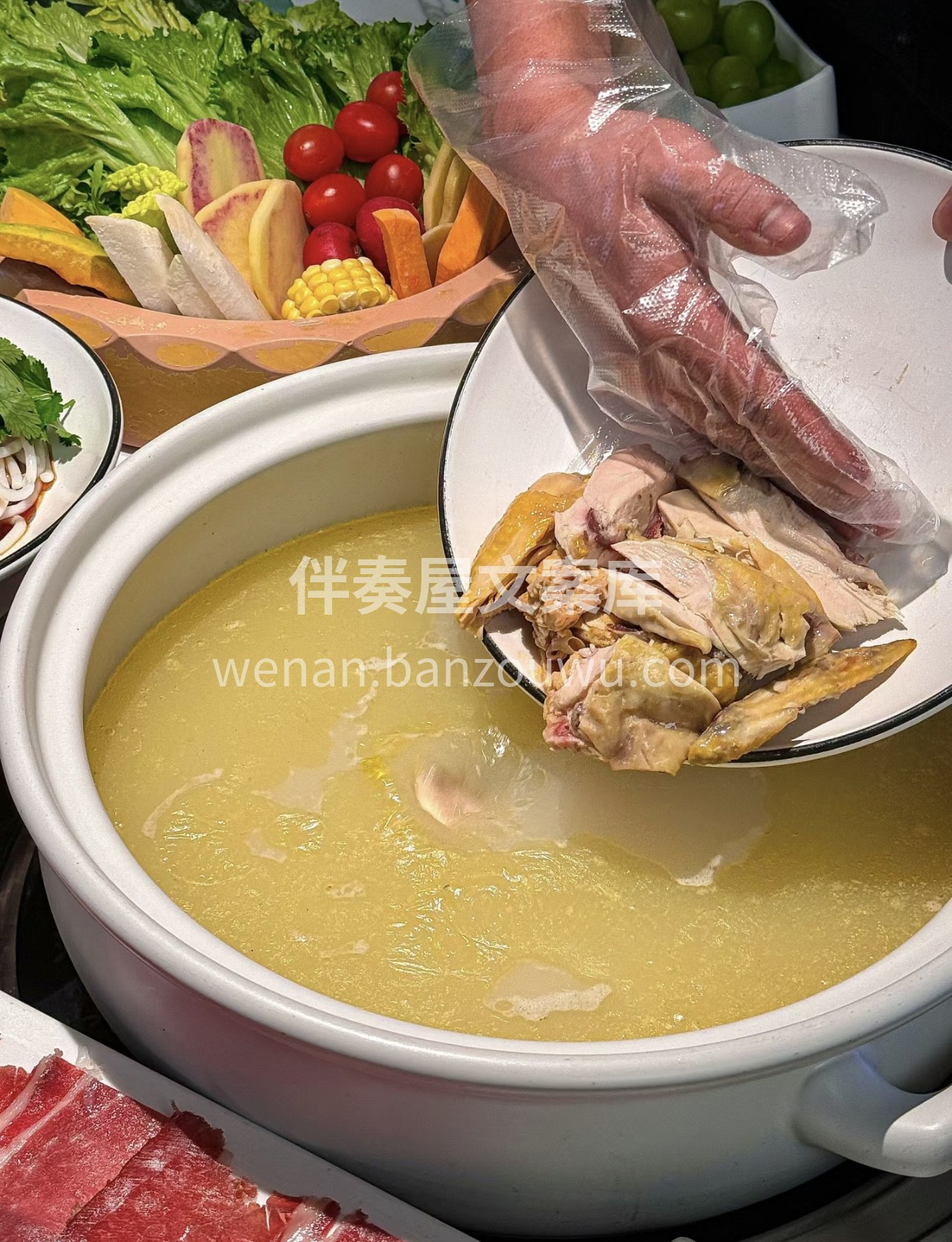 山林馈赠，菌香四溢。菌子火锅，汇聚大自然 配图3