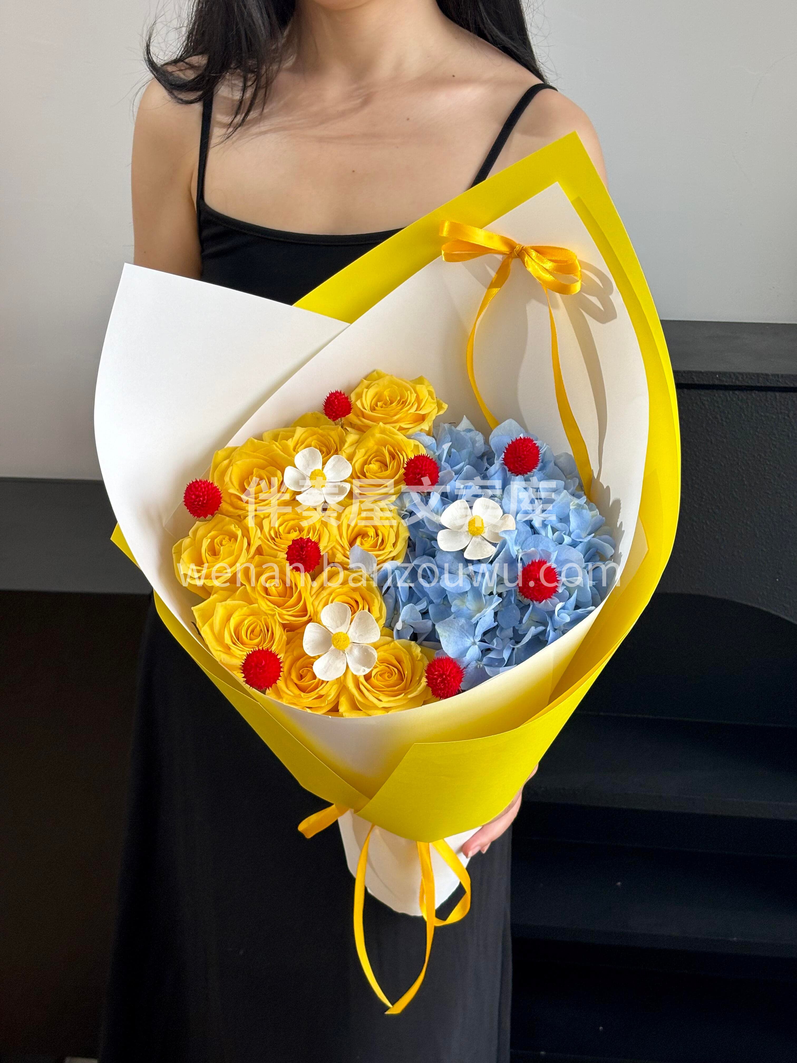 黄玫瑰与蓝绣球的相遇💛💙是阳光亲吻了天空💛💙 是白雪公主的童 配图1