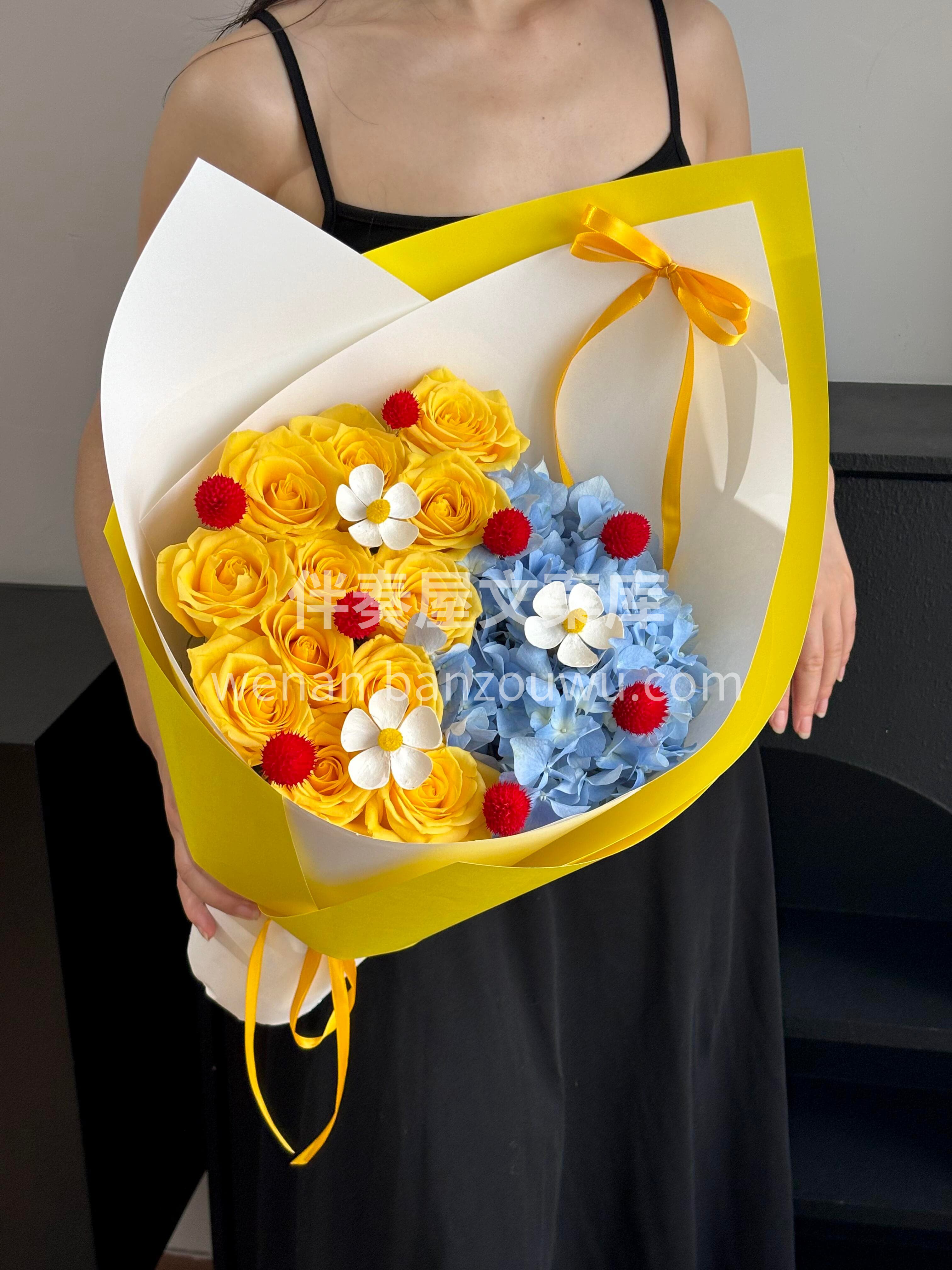 黄玫瑰与蓝绣球的相遇💛💙是阳光亲吻了天空💛💙 是白雪公主的童 配图2