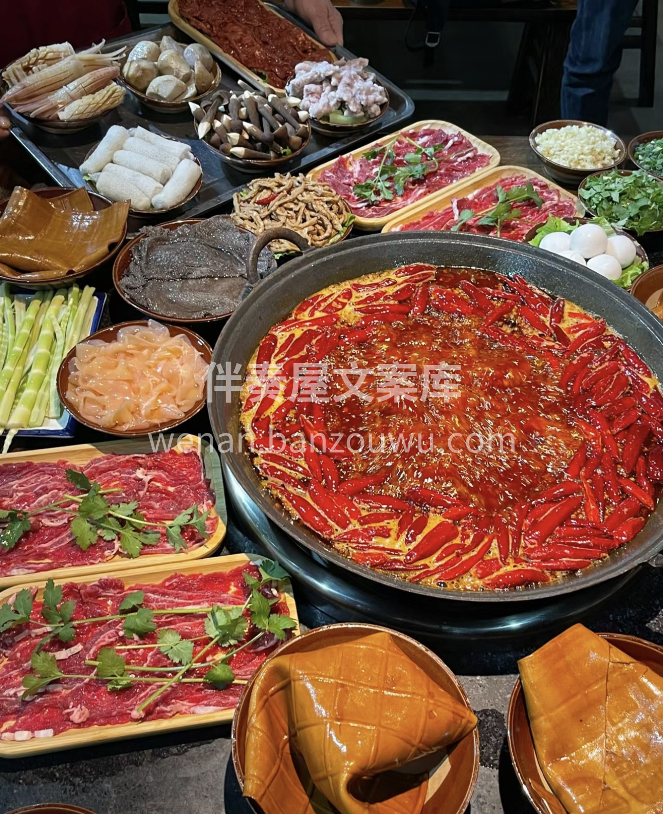 重庆火锅，麻辣鲜香！火红的锅底翻腾着热情 配图1