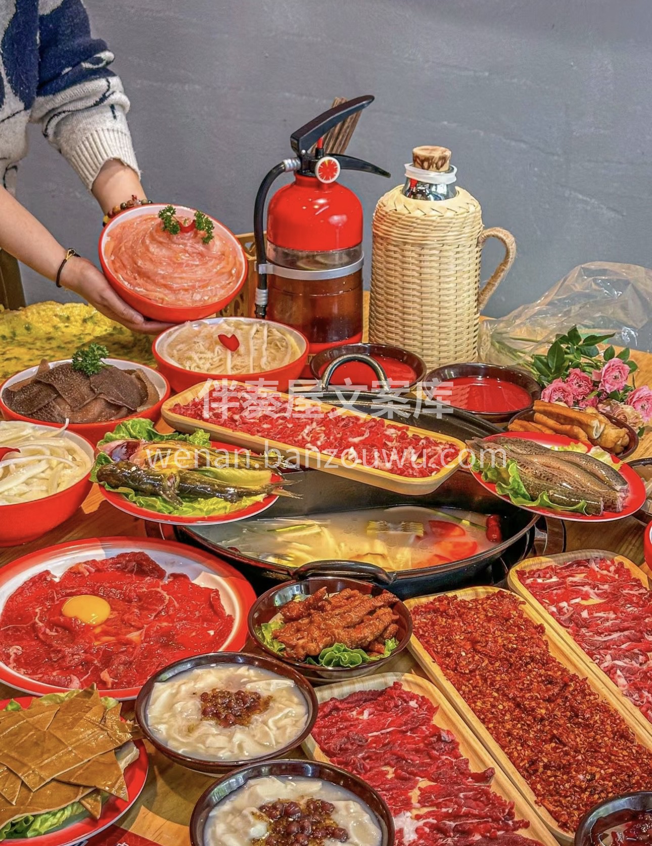 一边是热辣似火的红汤，一边是鲜香醇厚的白 配图1