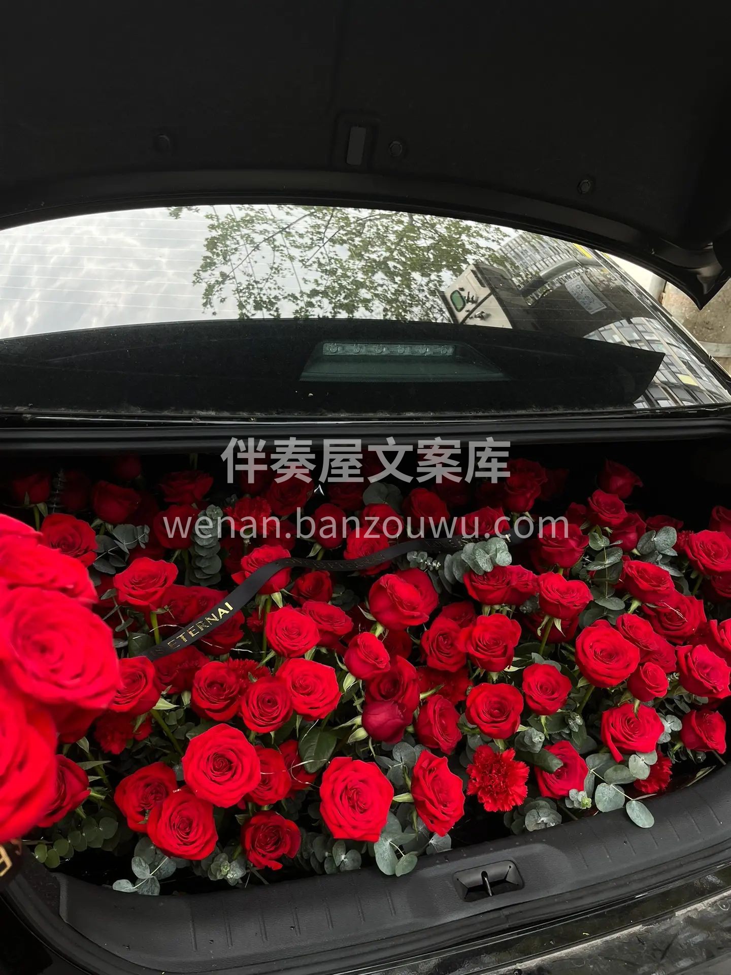 红色系后备箱惊喜布置 帅哥说：简简单单， 配图2