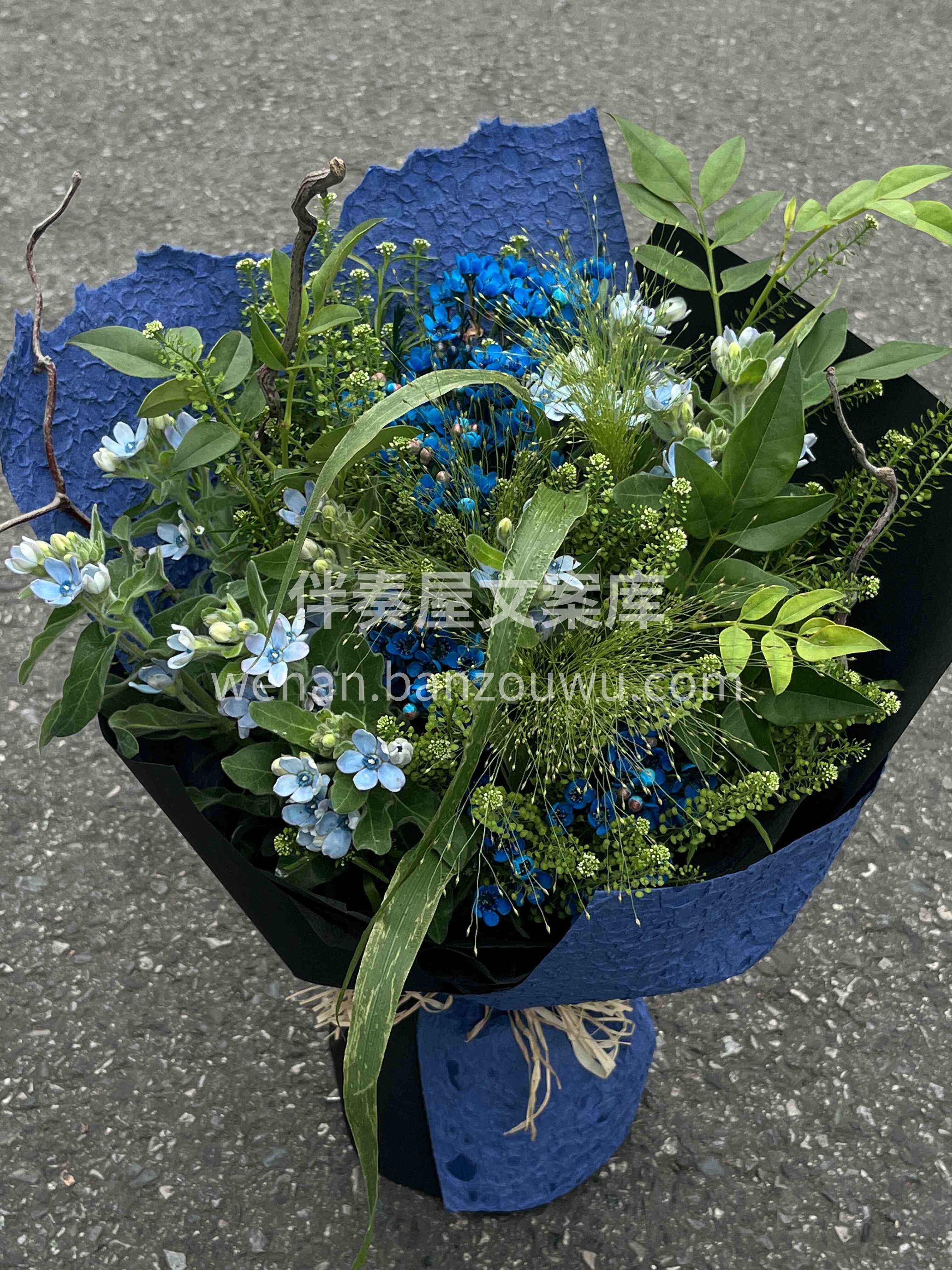 蓝绿色花束💙 把情绪轻轻放下🌿 把好心情重新点亮💛 配图1