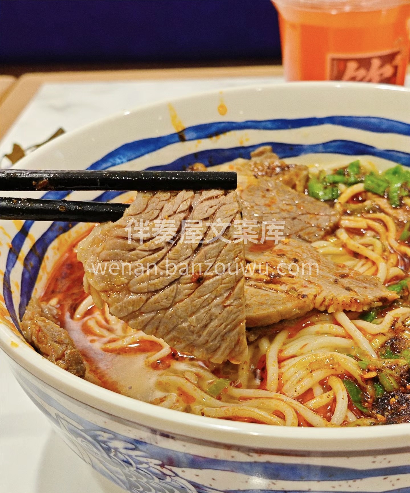 牛骨清汤牛肉面：一大碗热腾腾的牛肉面端上 配图3