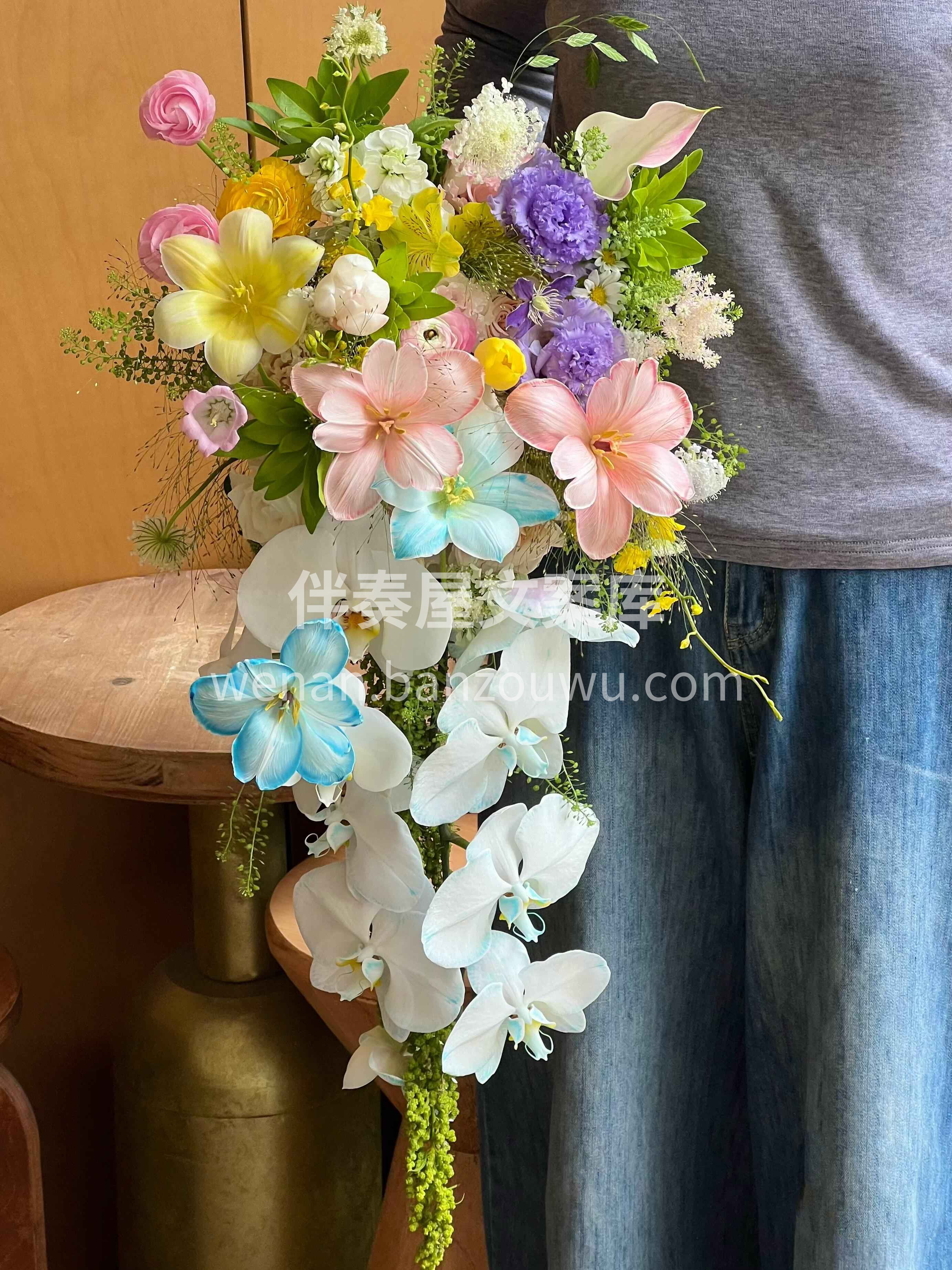 打破传统手捧花定式🌷 用独特花材与捆扎方式🫧 释放不一样的高 配图2