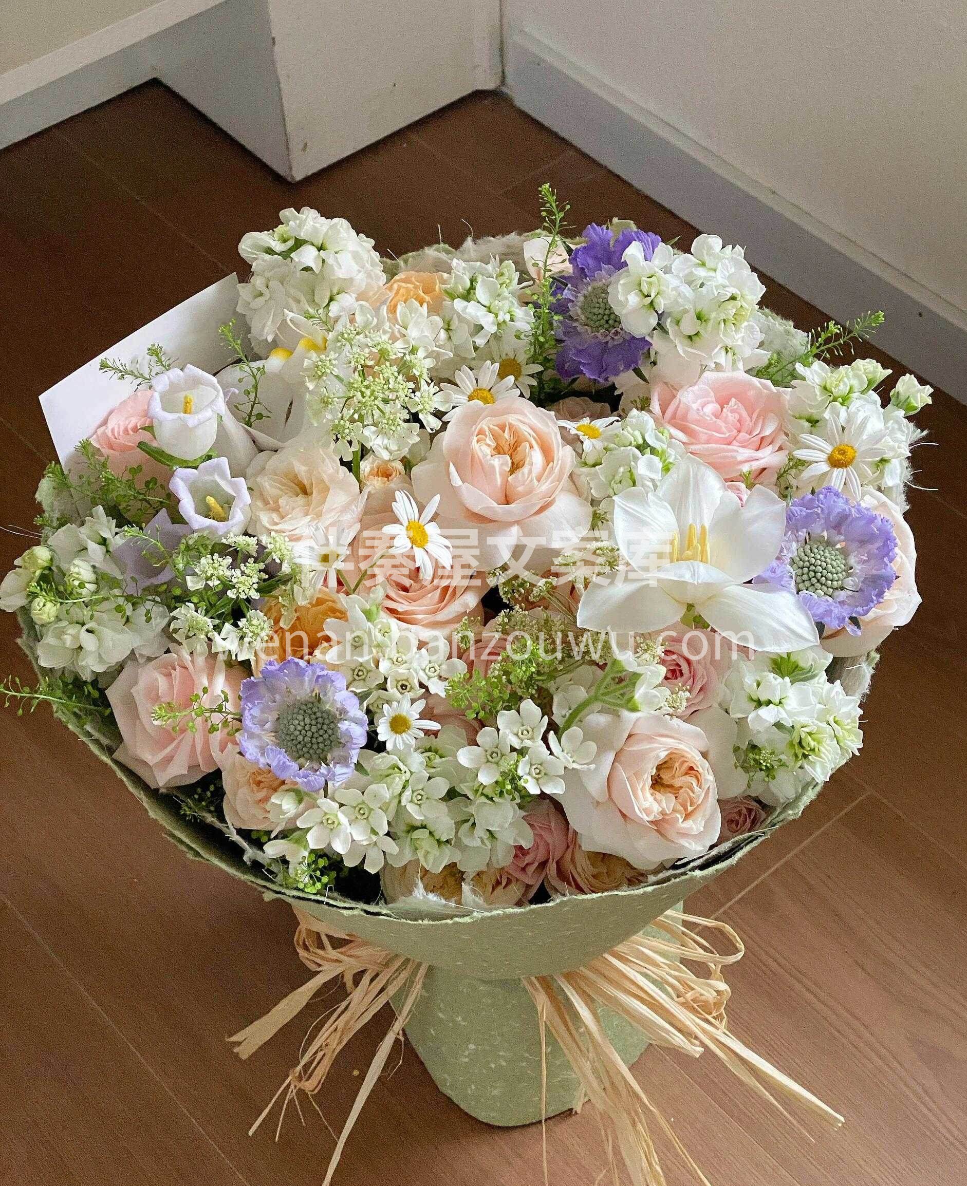 圆形混搭花束🌸 层层叠叠的花瓣围成温柔的圆◯ 不同花朵碰撞出 配图1