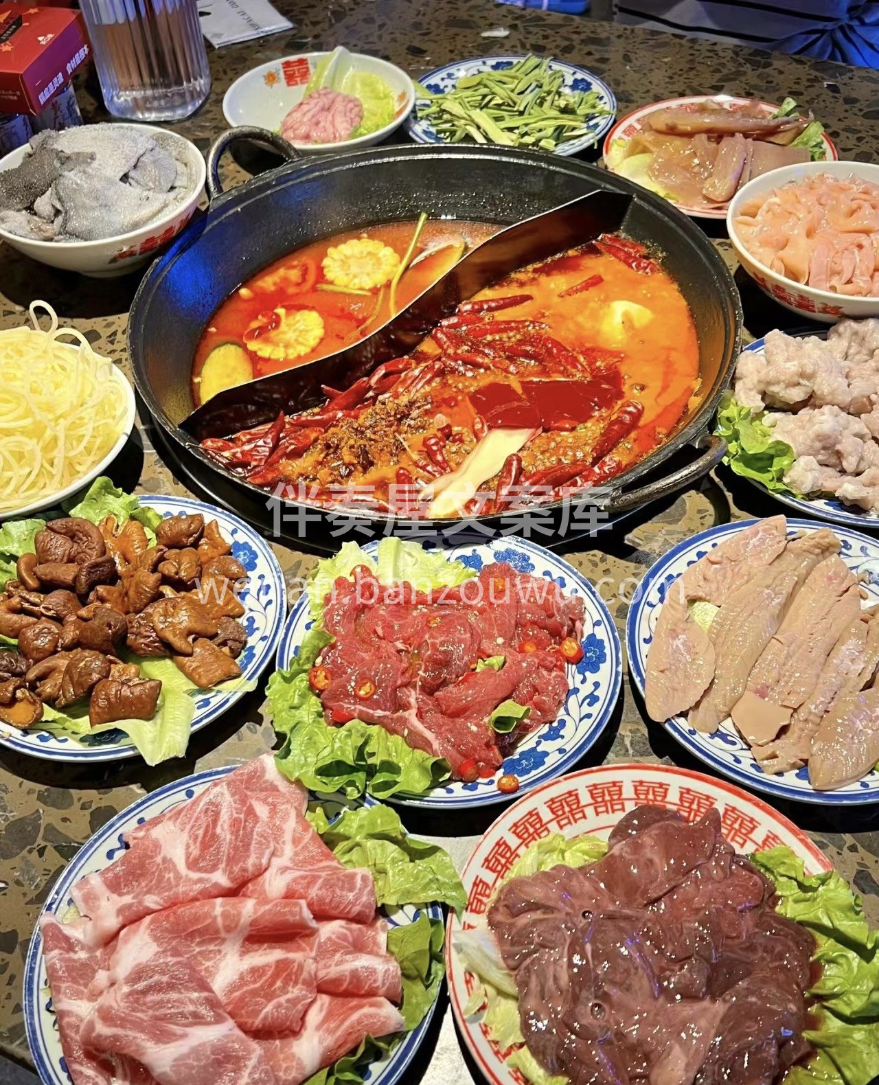 热气腾腾的火锅，香气四溢，仿佛置身于美食 配图1