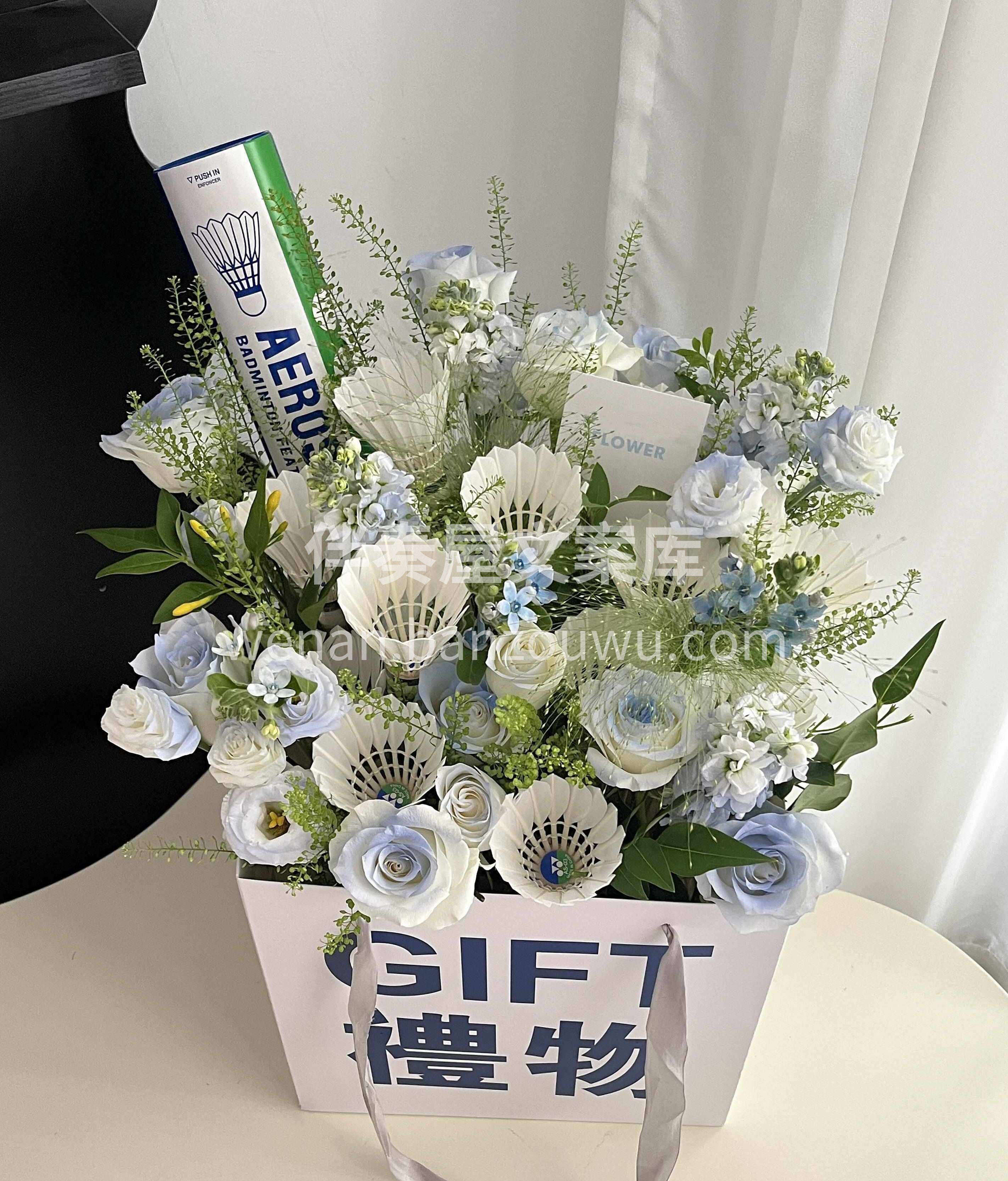 毕业季了 就送ta羽毛球花礼吧 谁说只有女孩才能收到花呢💐  配图1