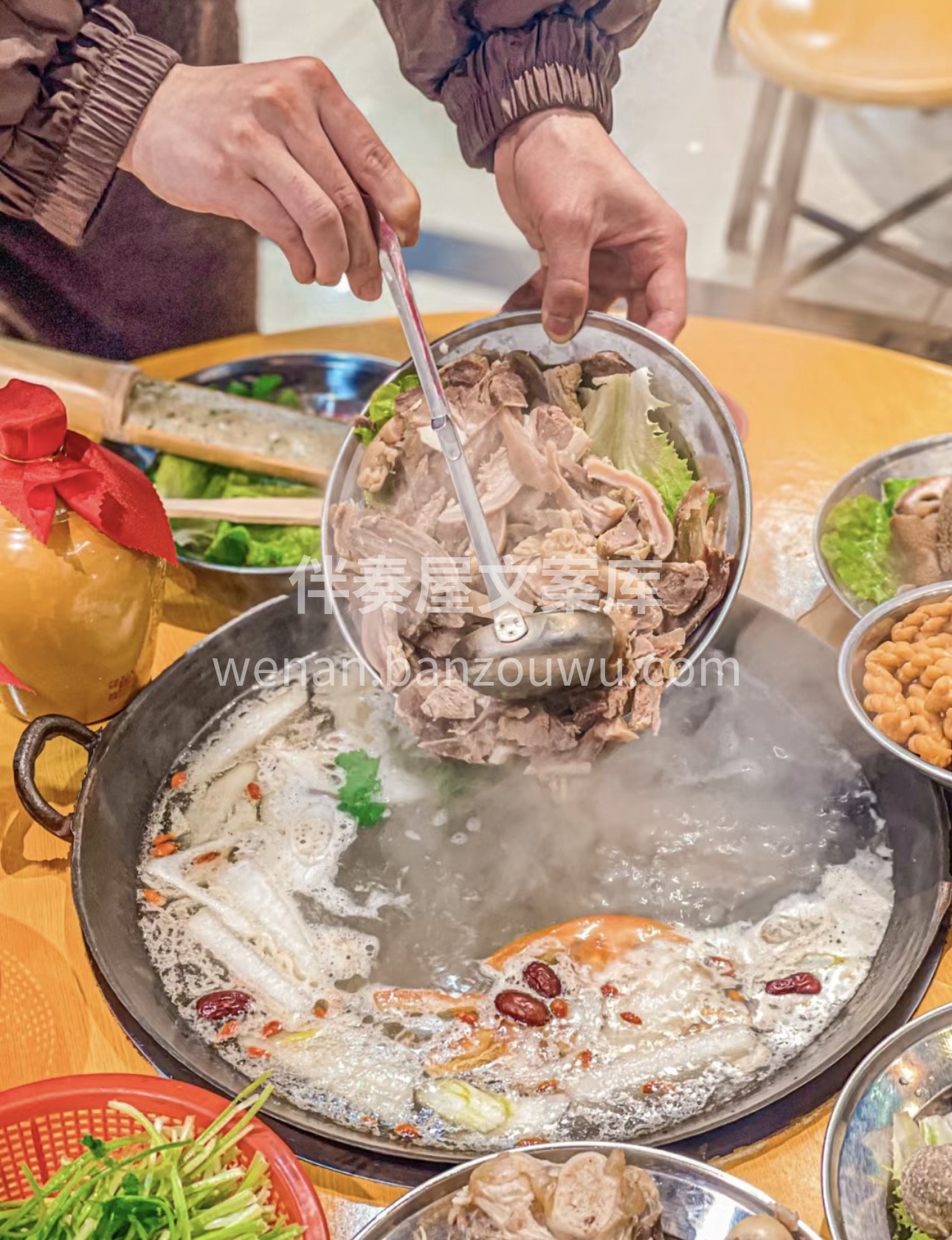 羊肉火锅，暖心暖胃。精选鲜嫩羊肉，在热辣 配图1