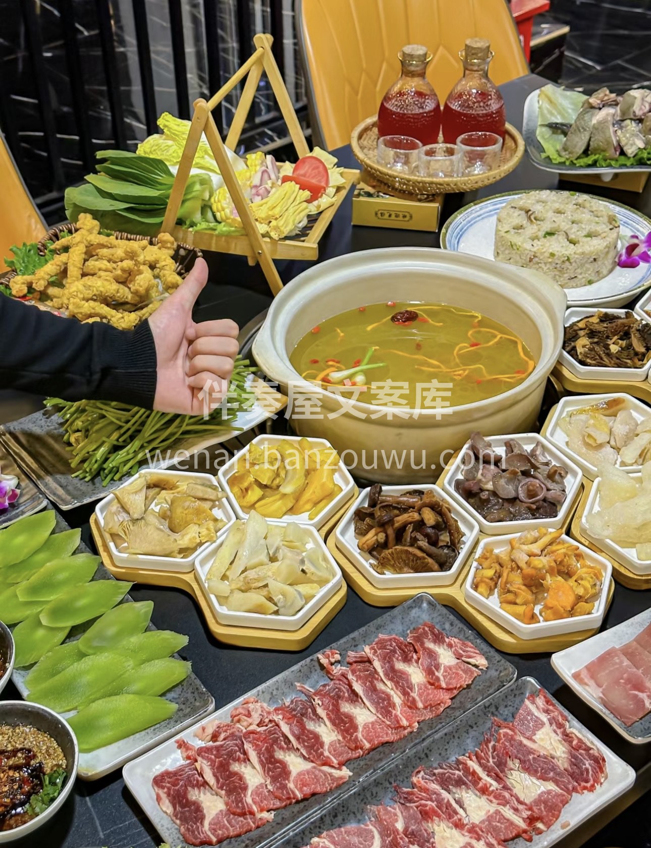 👀多种菌菇熬制的汤底，色泽诱人，香气扑鼻 配图1