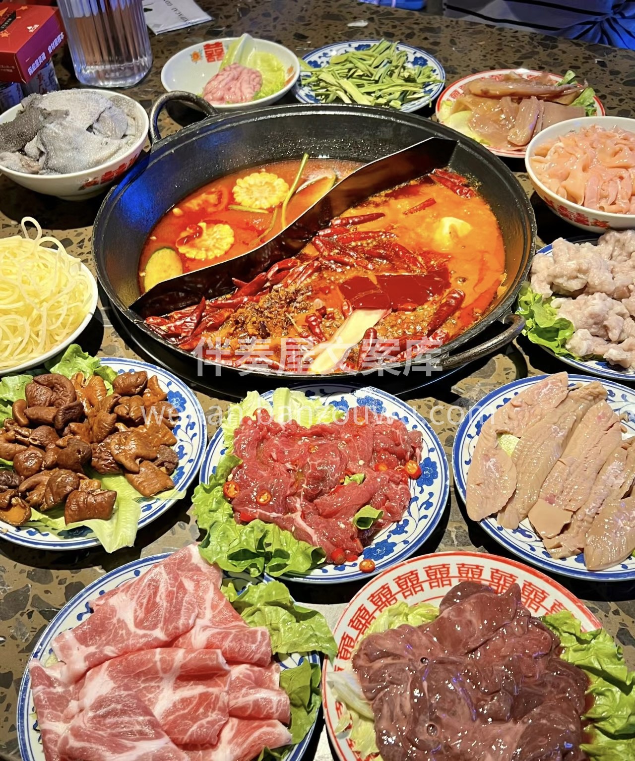 一锅红艳，煮沸生活。特色火锅，汤底醇厚。 配图1