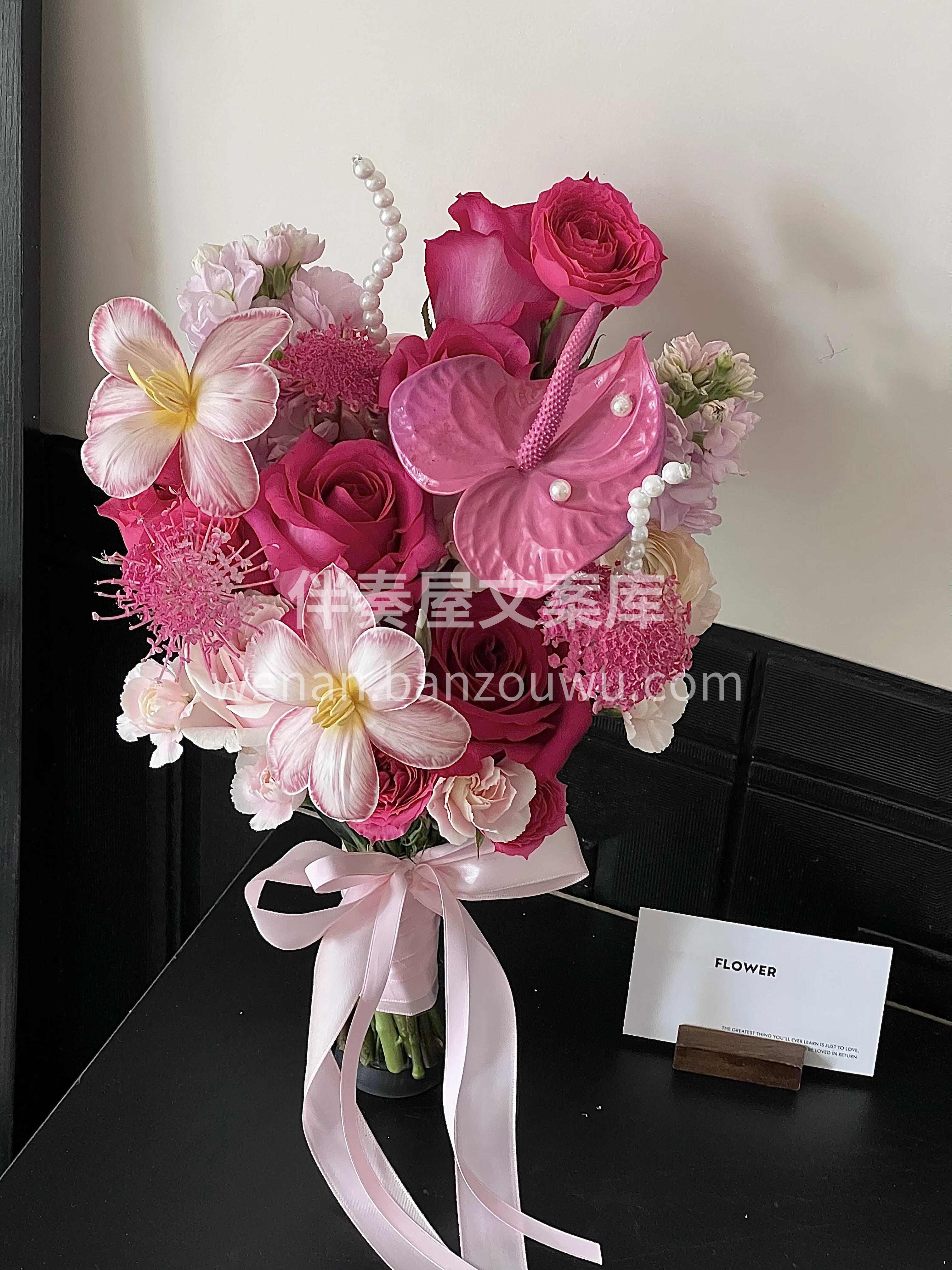 佛洛依德手捧花💐 粉色和玫红色💗真的绝配 优雅中带着丝丝少女 配图2