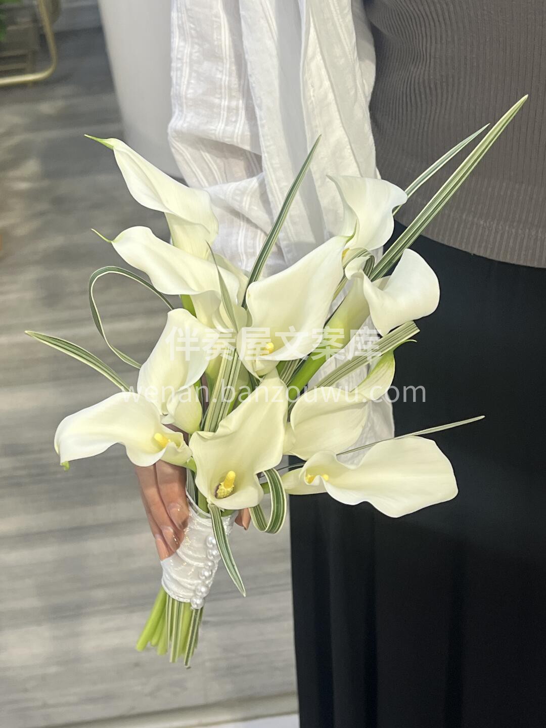 “这一次捧着花🌸 ✨我们慢慢走向未来” #马蹄莲手捧花💐 配图1