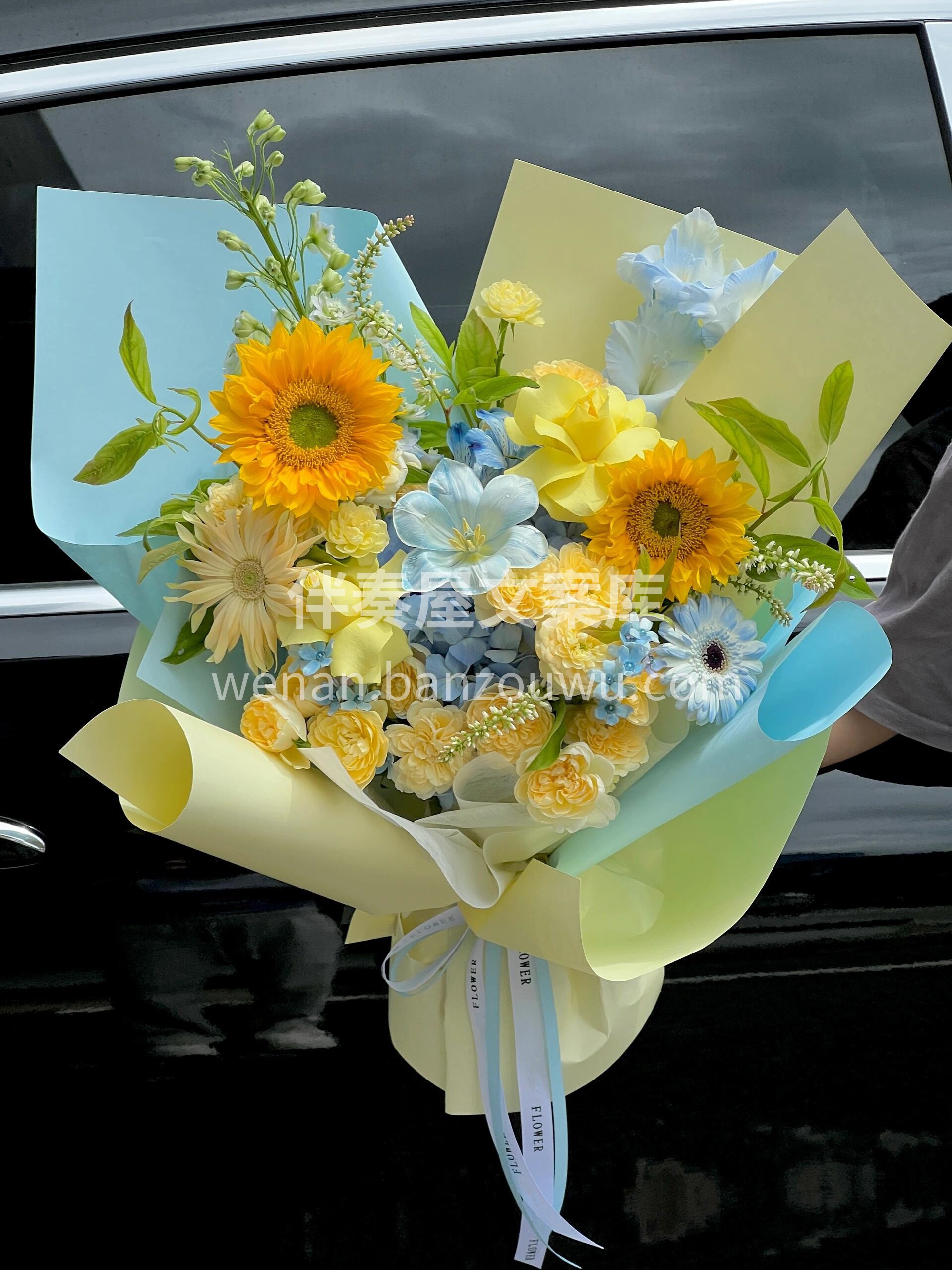 蓝黄撞色系花束💐 向日葵的明媚驱散阴霾💛 蓝色花的温柔抚慰心 配图2