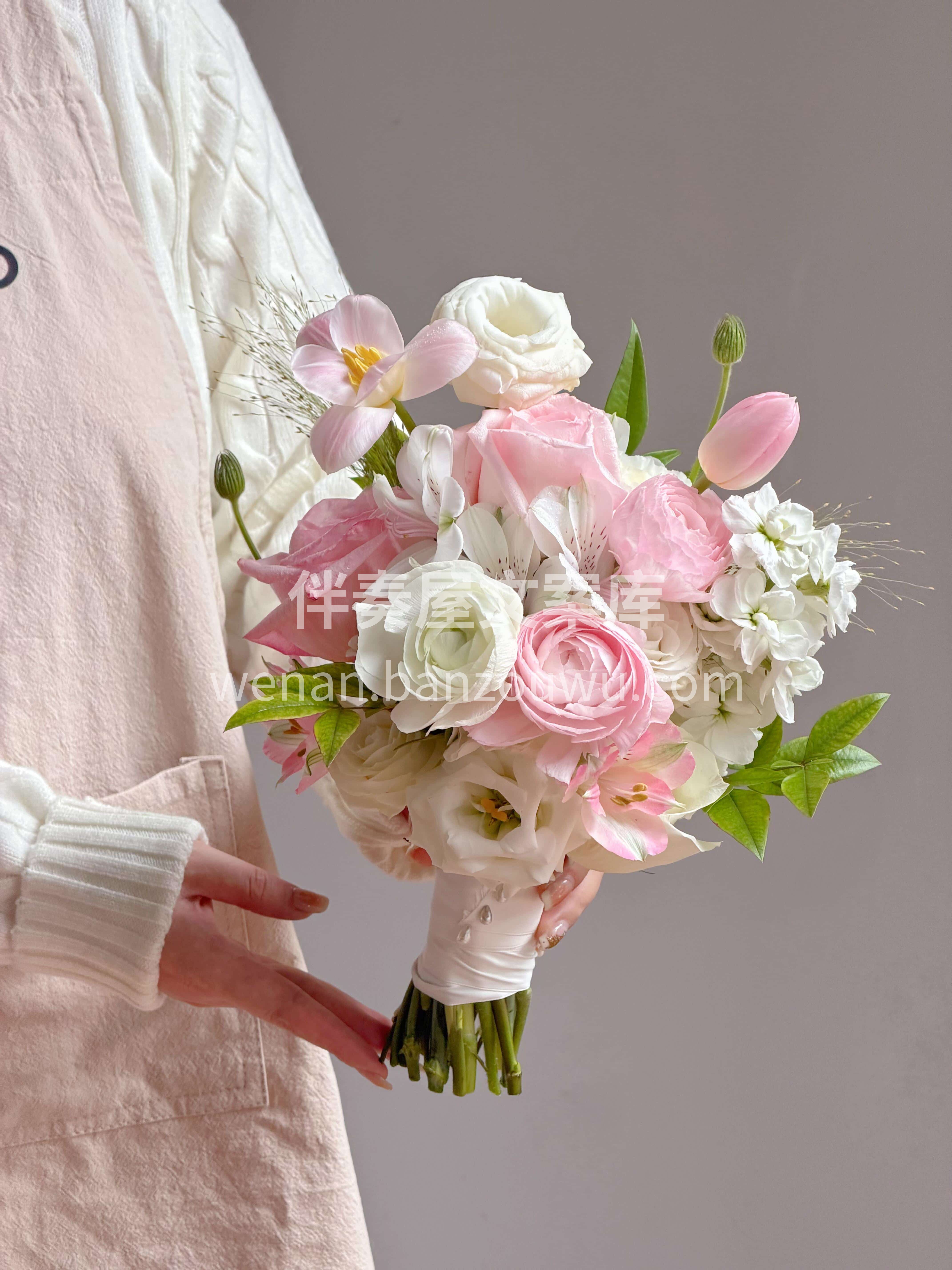 粉白色手捧花🌸每一朵花都经过精心搭配🫧 温柔中带着精致🌷高级 配图2