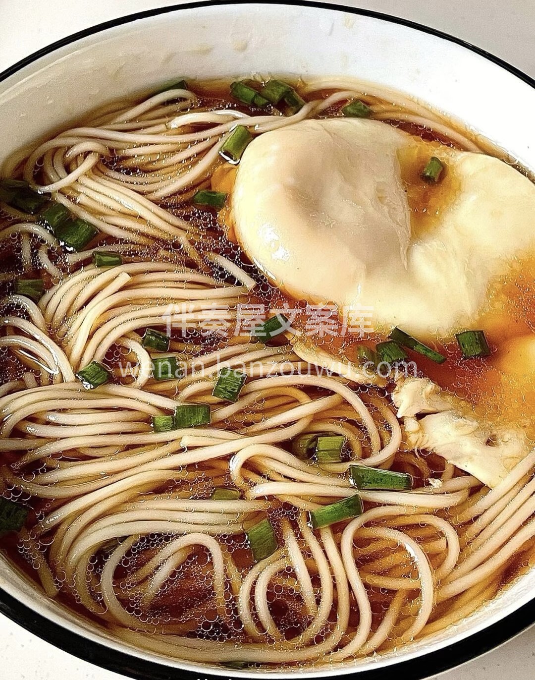 常感觉吃清汤面，不是喝烈酒，而是品香茗。 配图1