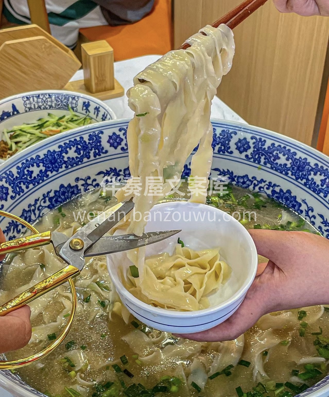 开面馆啦！这里有各种特色面条，鲜香四溢， 配图2