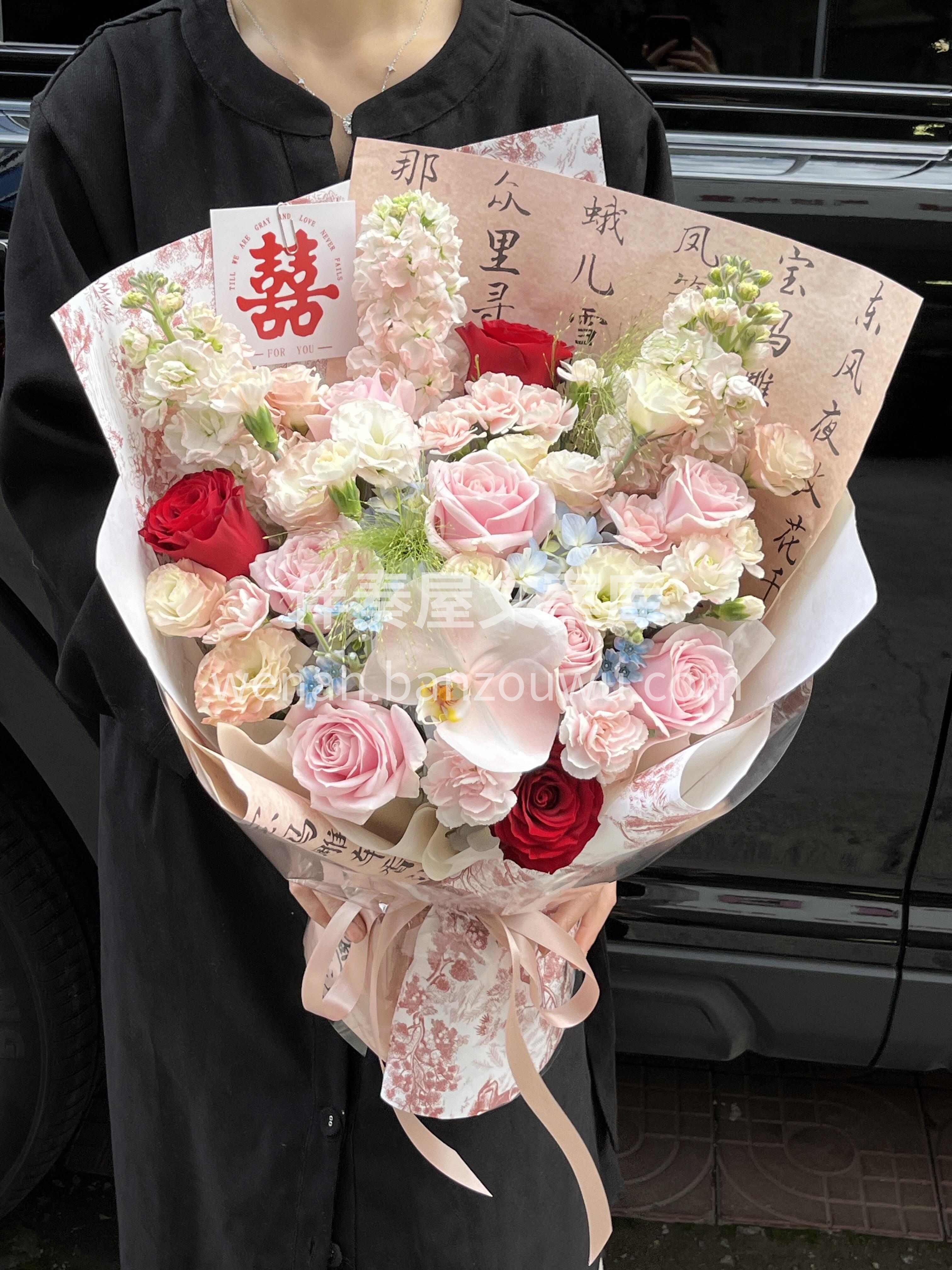 粉色系国风订婚花束 粉色是新人的柔情🫧 国风元素是长辈盼的圆 配图3