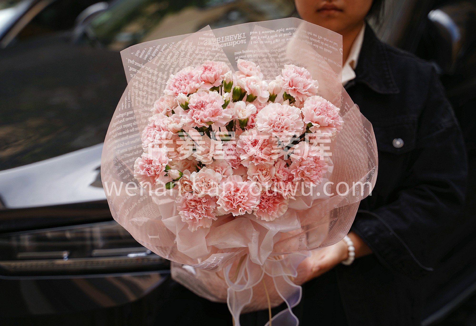 女神节康乃馨花束 康乃馨作为女神节首选花 配图1