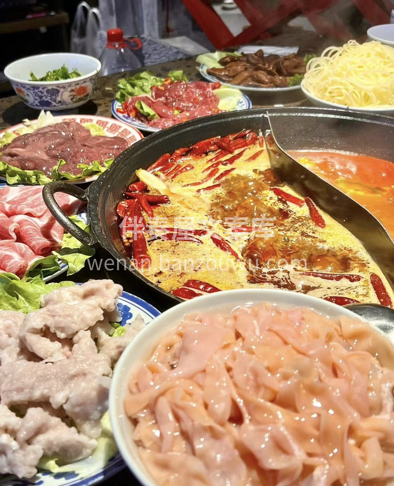 热气腾腾的火锅，香气四溢，仿佛置身于美食 配图3
