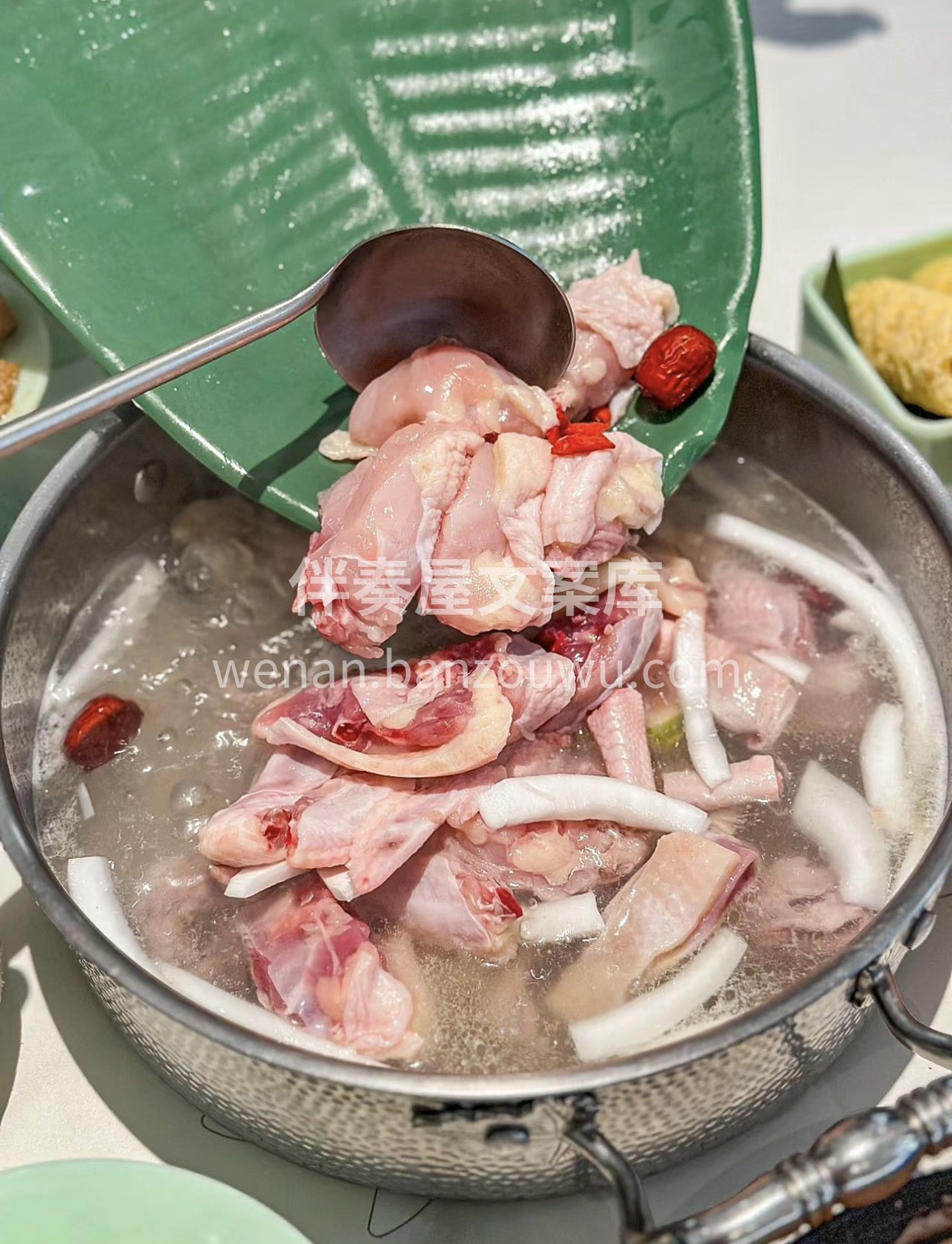 品味清甜椰香，畅享鲜嫩鸡肉。椰子鸡火锅， 配图1