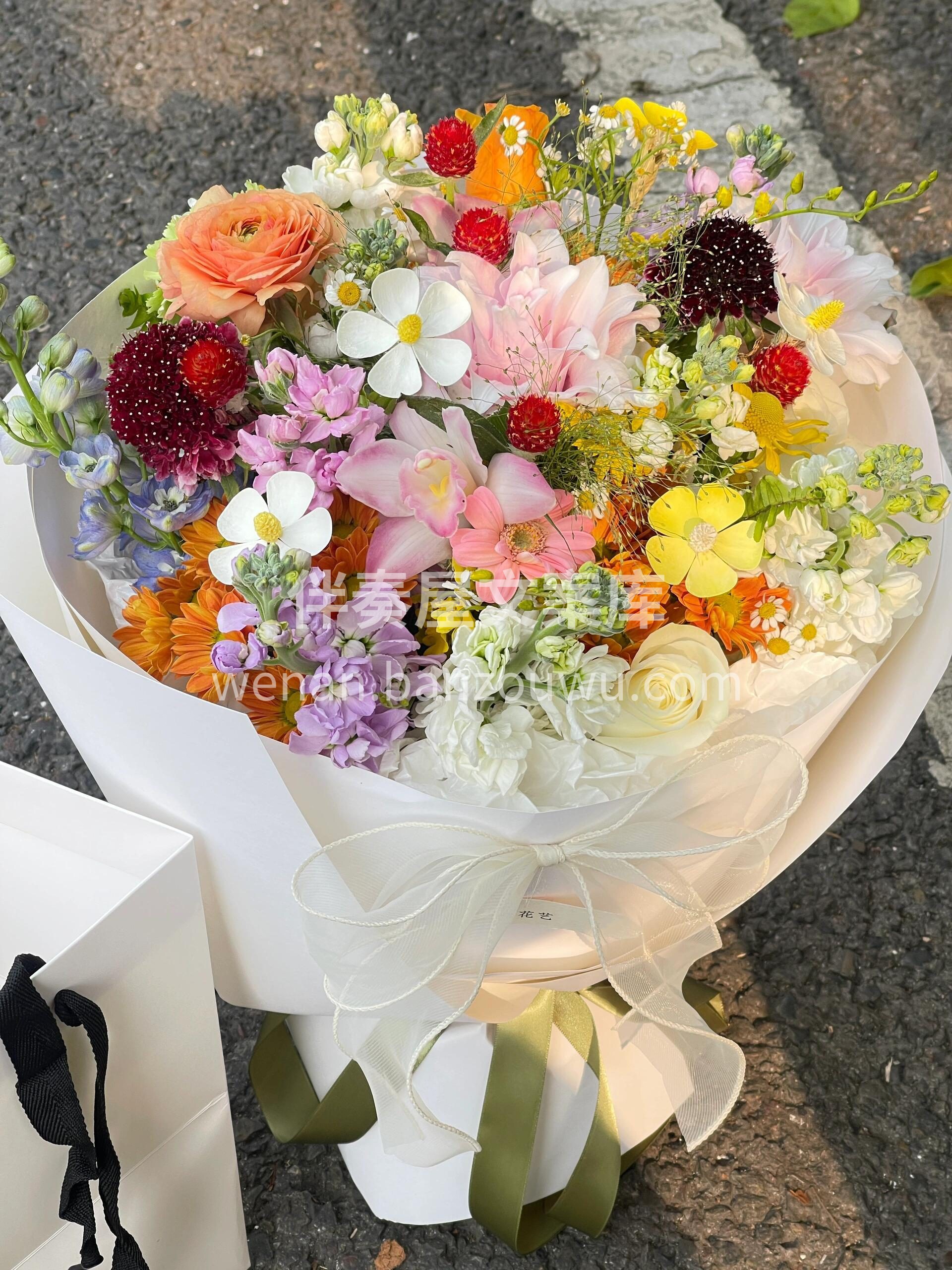 多巴胺混搭盲盒花束 💙🧡💛💚🤍💜💗 是冬天❄也能拥有的夏日小 配图1