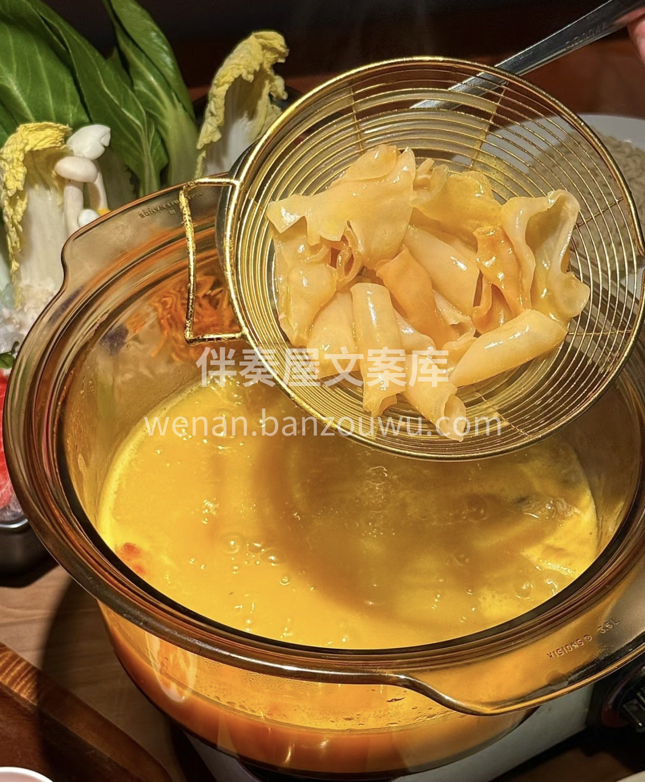 花胶鸡火锅的奢华与鲜美。金色的花胶与鲜嫩 配图1