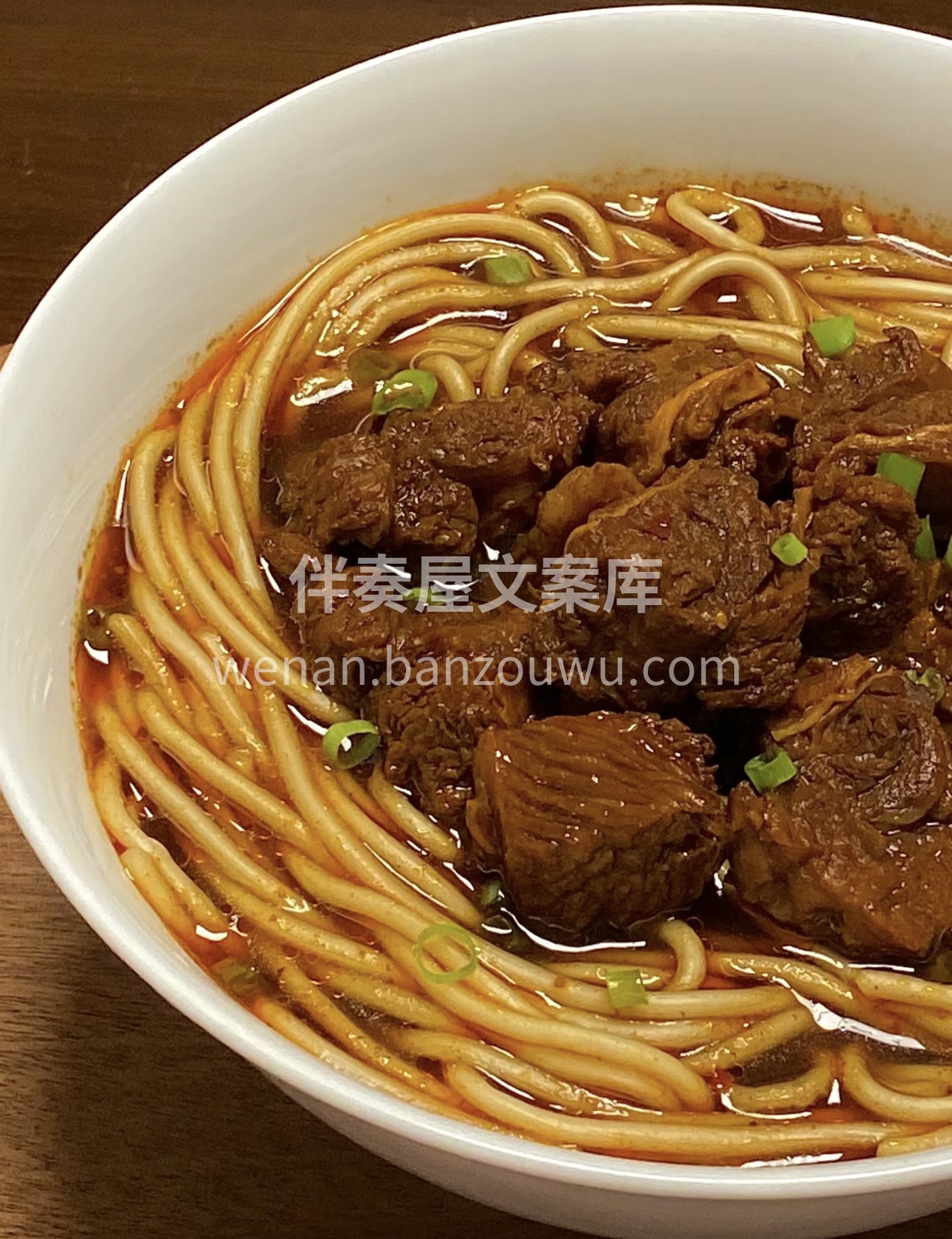 红烧牛肉面，浓郁的红烧汁包裹着筋道面条， 配图2