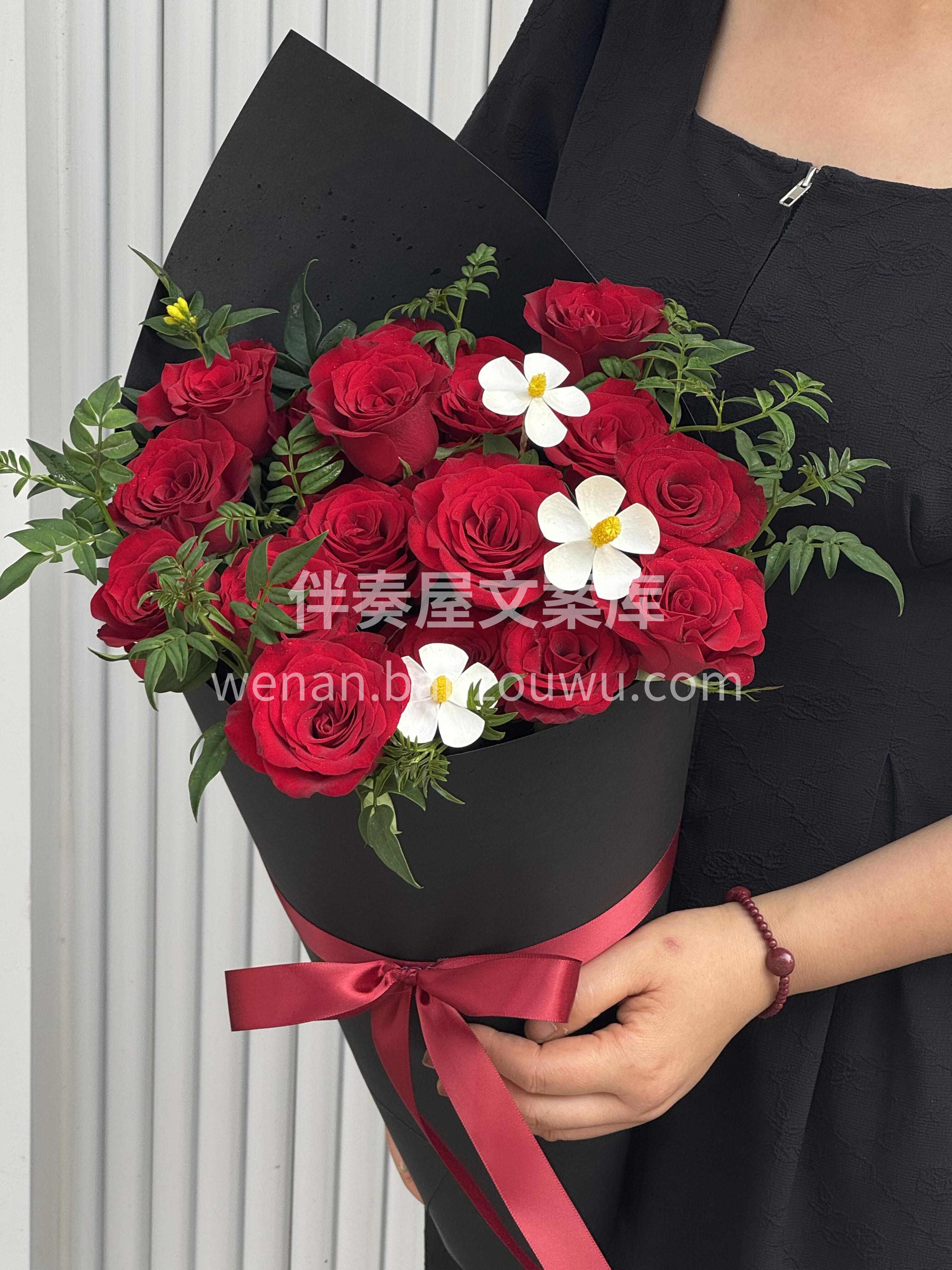 复古丝绒质感的高原红玫瑰[玫瑰] 自带一种浓郁又华贵的复古调 配图2