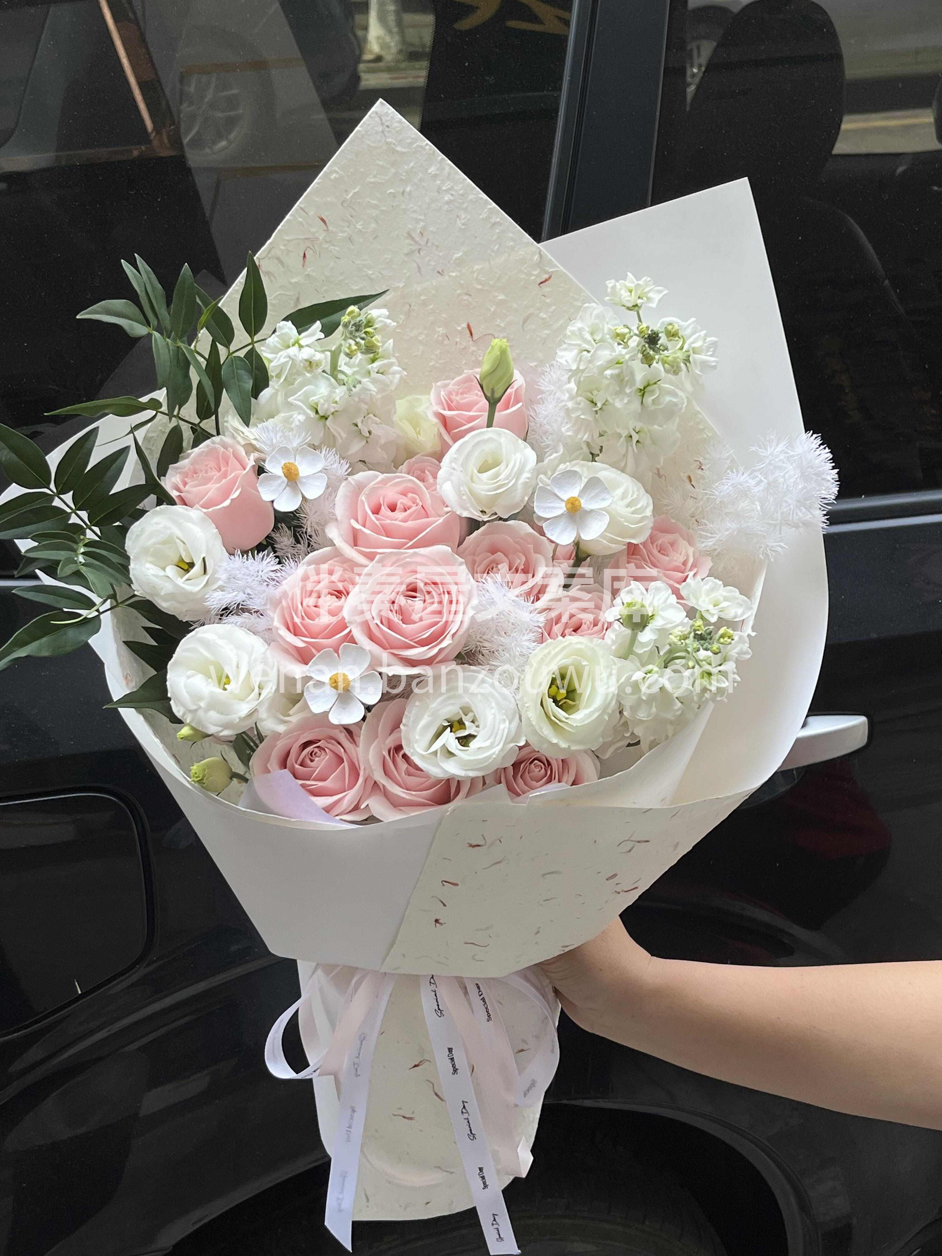 粉白简约花束💗 把生活的棱角轻轻抚平🌸 留下柔软和希望🎀 配图1