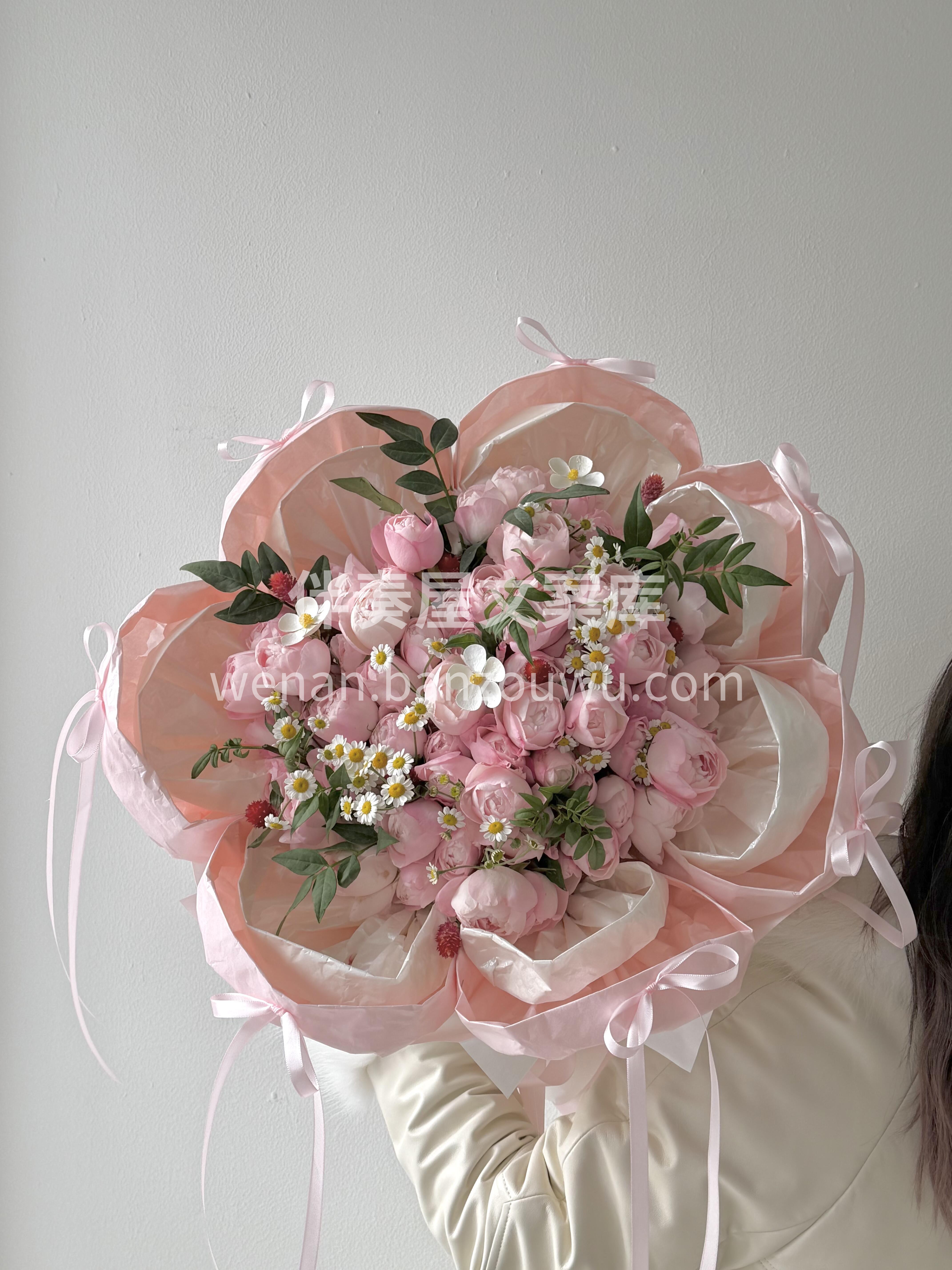 草莓杏仁饼花束💐💐 粉粉嫩嫩的小花苞🌸像裹了层奶霜 软乎乎的 配图1
