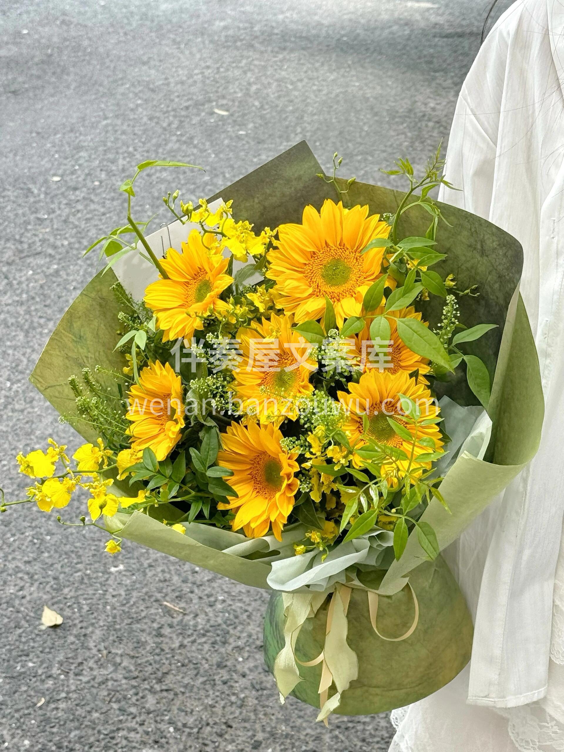 今日份小太阳已送达🌞 向日葵花束的清新活力 像一道光闯进生活 配图2