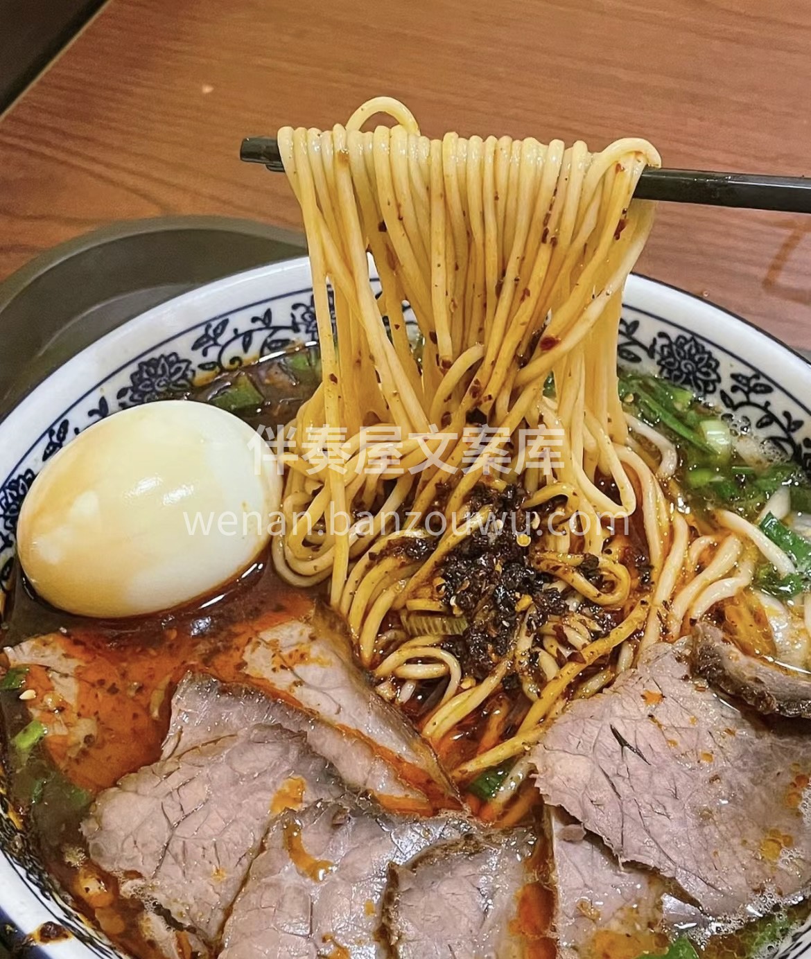 面香四溢，撩动味蕾。专业厨师，精心煮面。 配图1