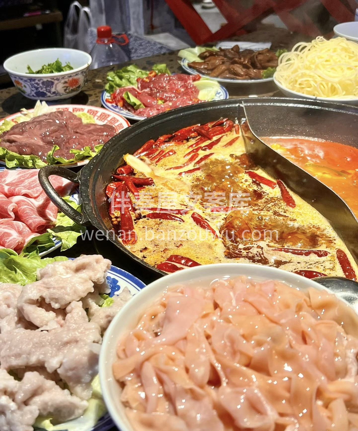 一锅红艳，煮沸生活。特色火锅，汤底醇厚。 配图3
