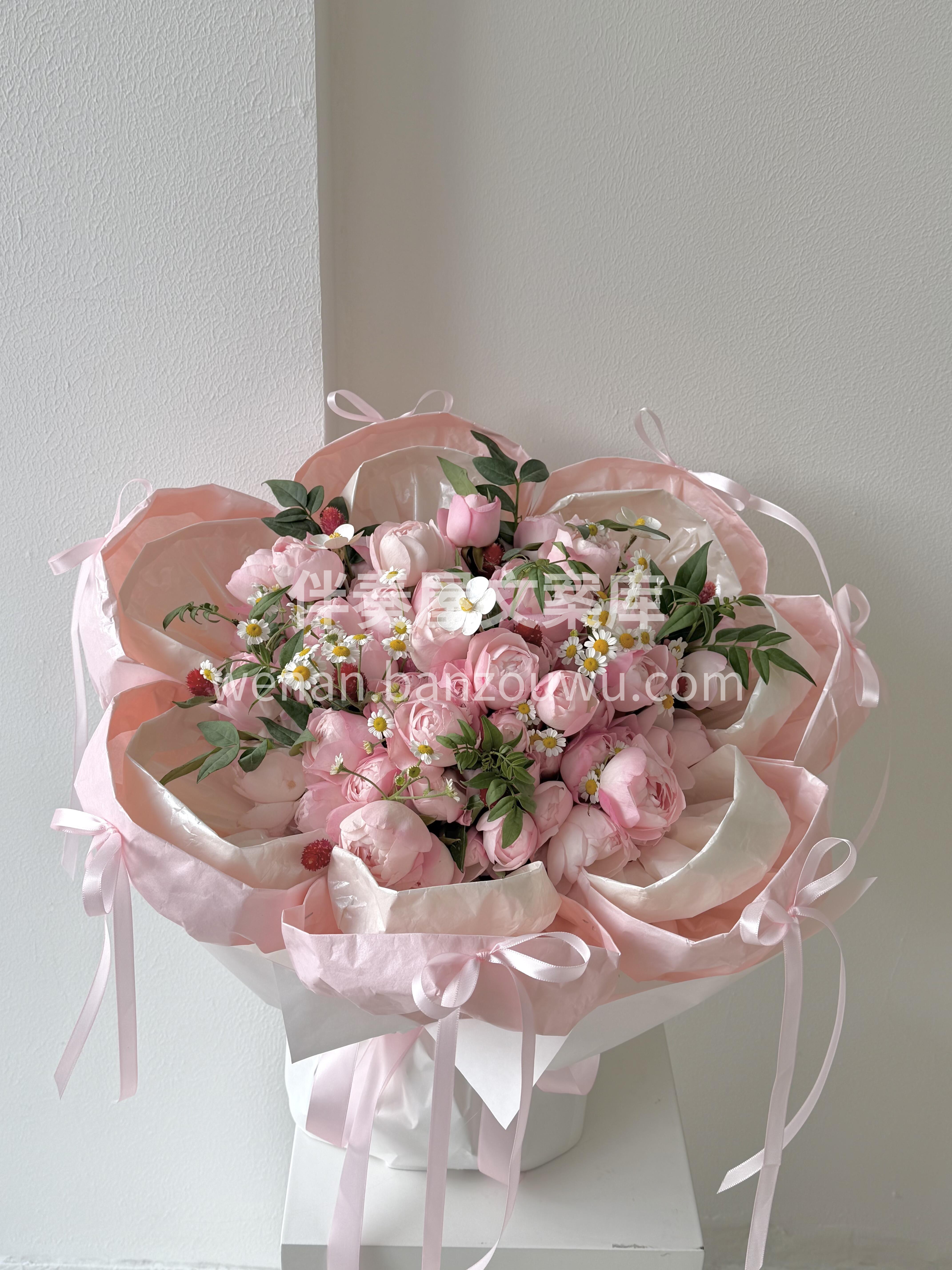 草莓杏仁饼花束💐💐 粉粉嫩嫩的小花苞🌸像裹了层奶霜 软乎乎的 配图2