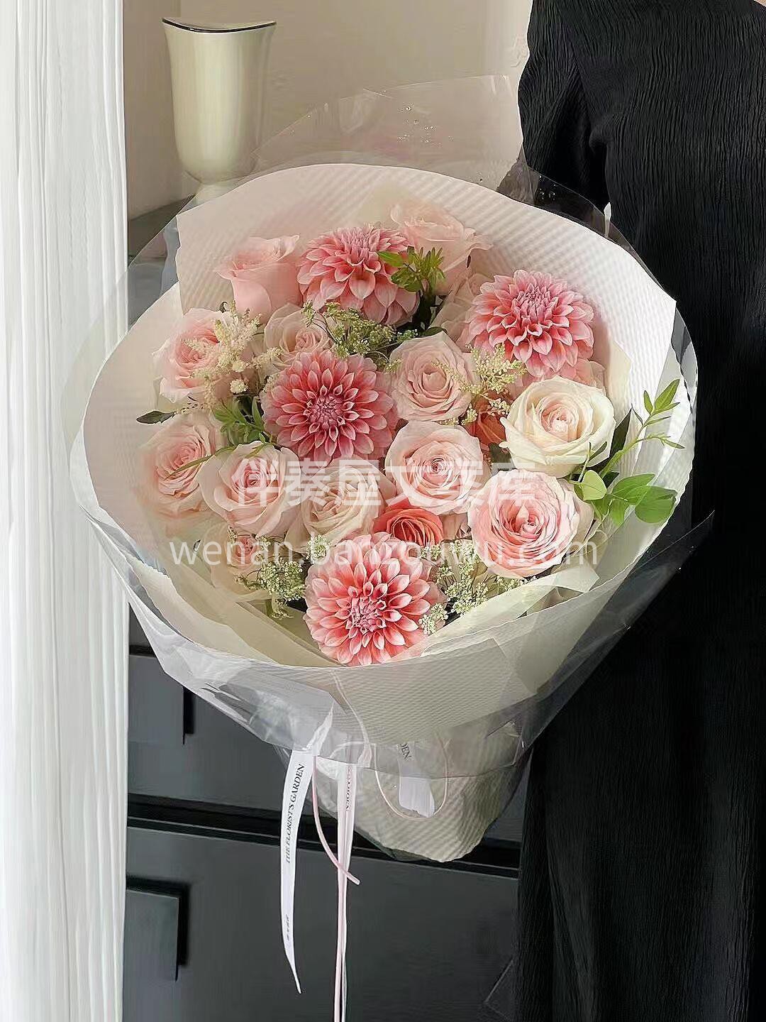圆形粉色混搭花束🌷 每片花瓣都舒展得刚好 阳光落在花瓣上🌸  配图3