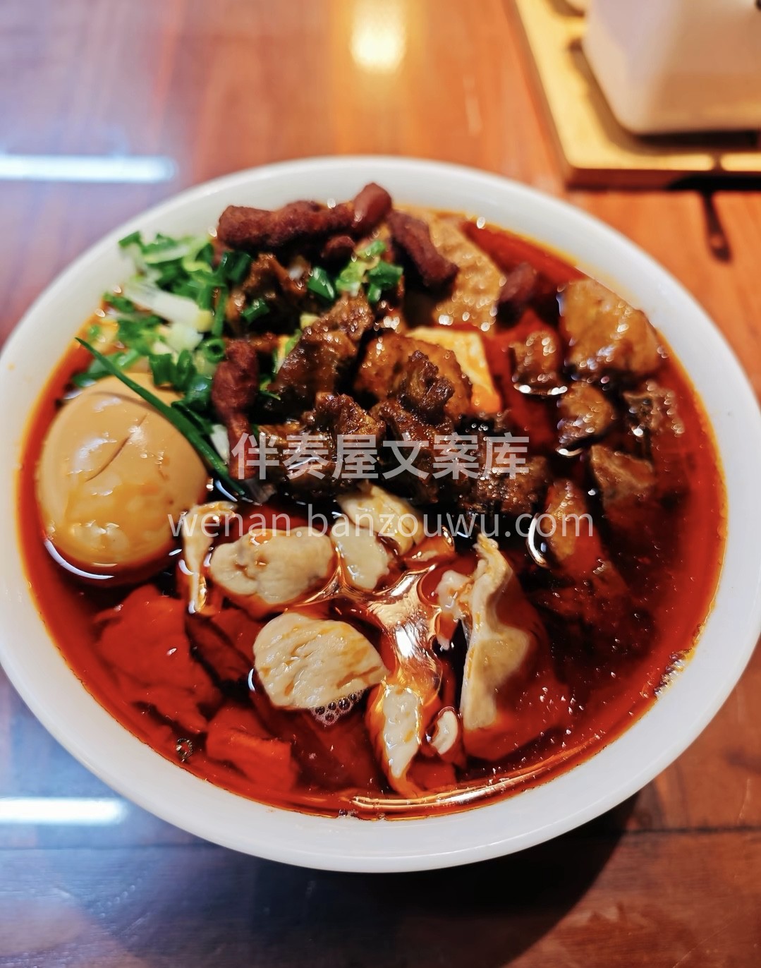 到贵阳怎么能不吃肠旺面呢？看起来红红的， 配图1