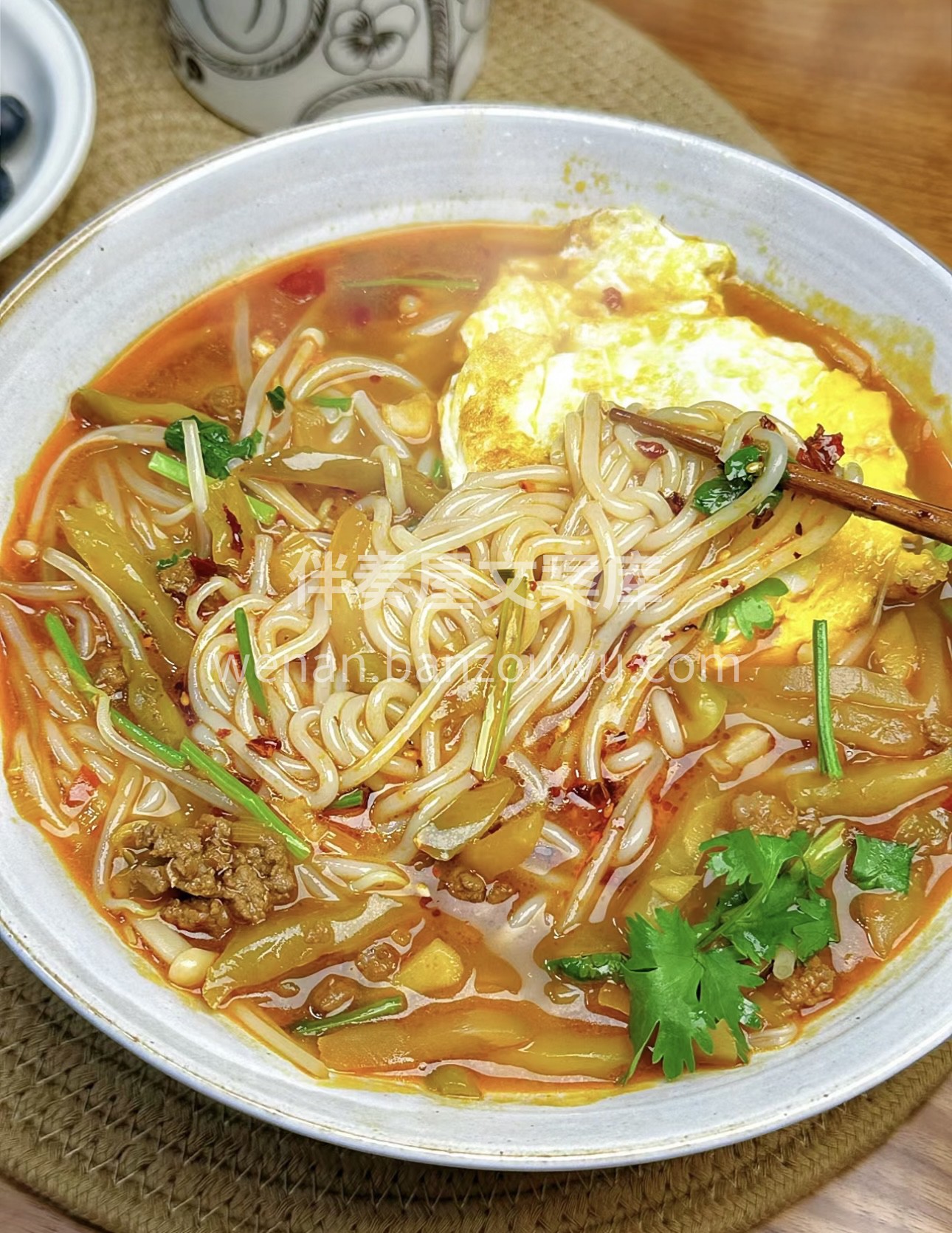 一碗榨菜牛肉米线，热气腾腾，香气扑鼻。榨 配图2