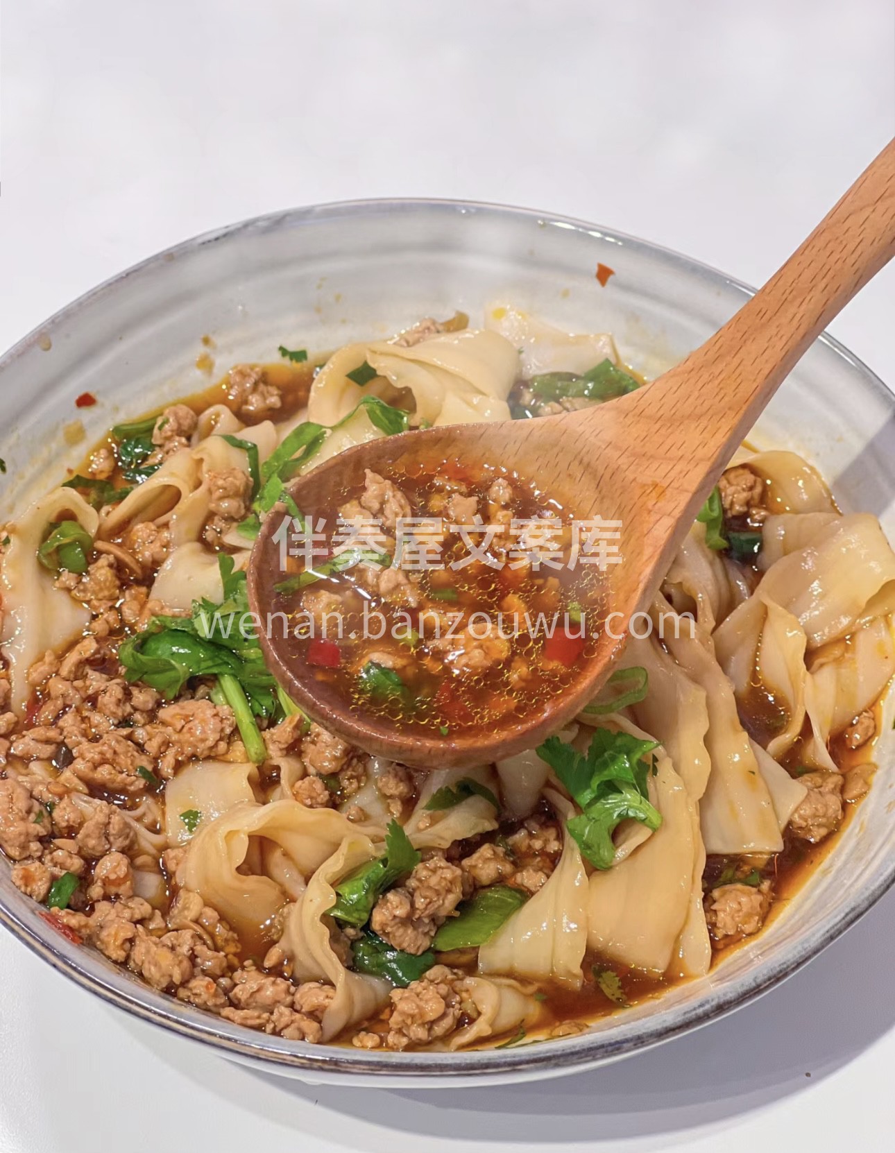 热汤刀削面，手工削出的面条，长短均匀，如 配图3