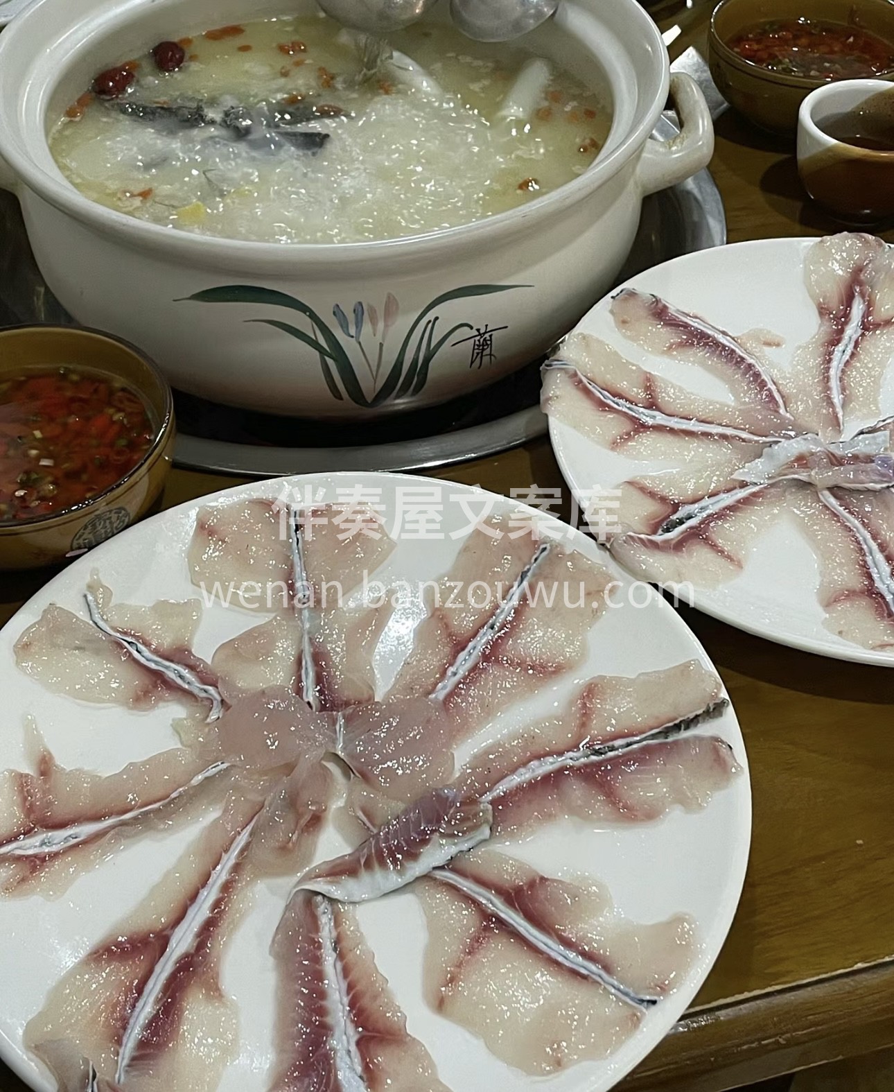 薄如蝉翼的鱼片，在鲜香四溢的火锅中轻轻翻 配图2