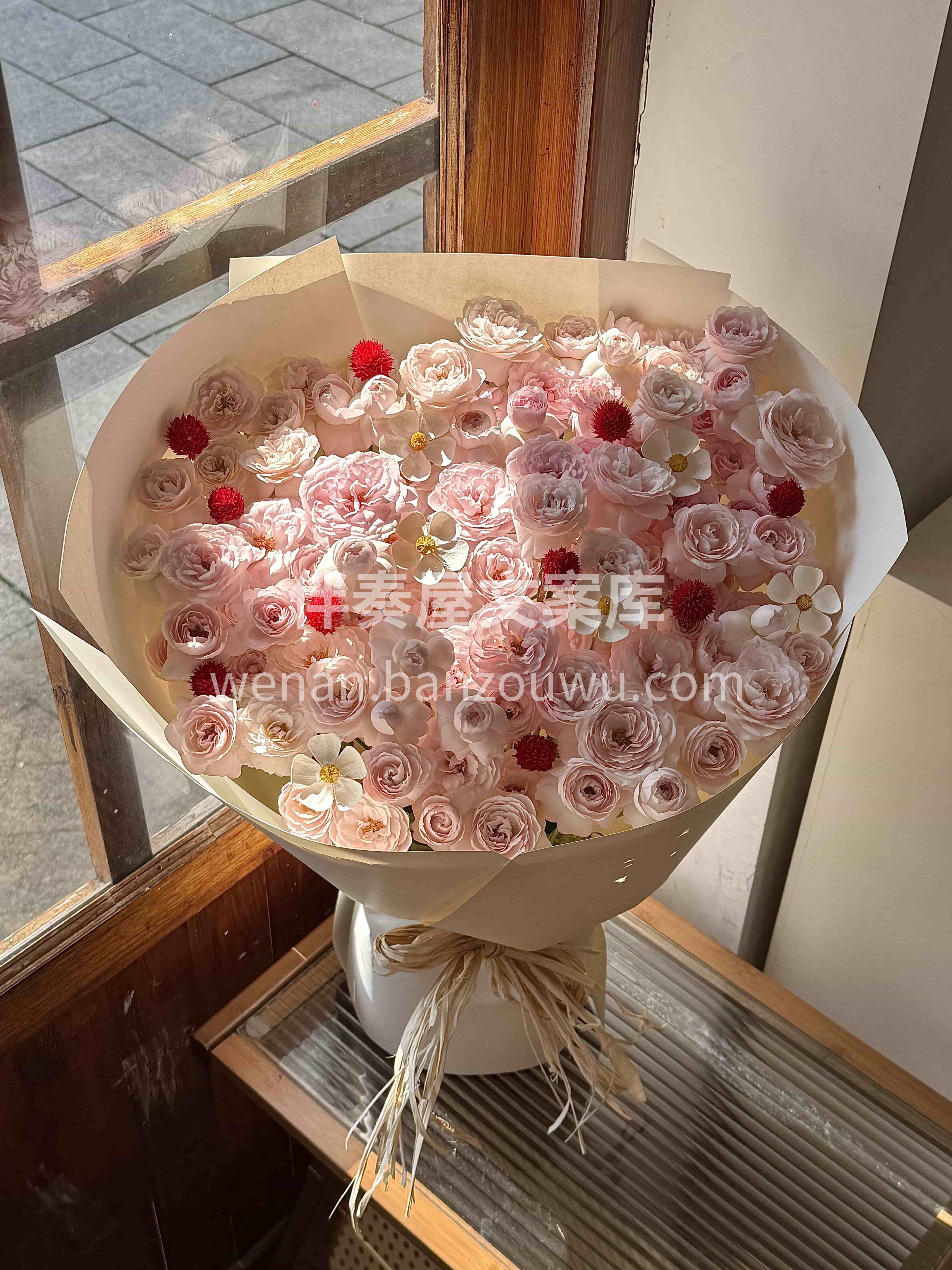 谁懂啊 🌷这束仙子之吻会发光诶✨ 柔光顺着花瓣的纹路漫出来🍓 配图3