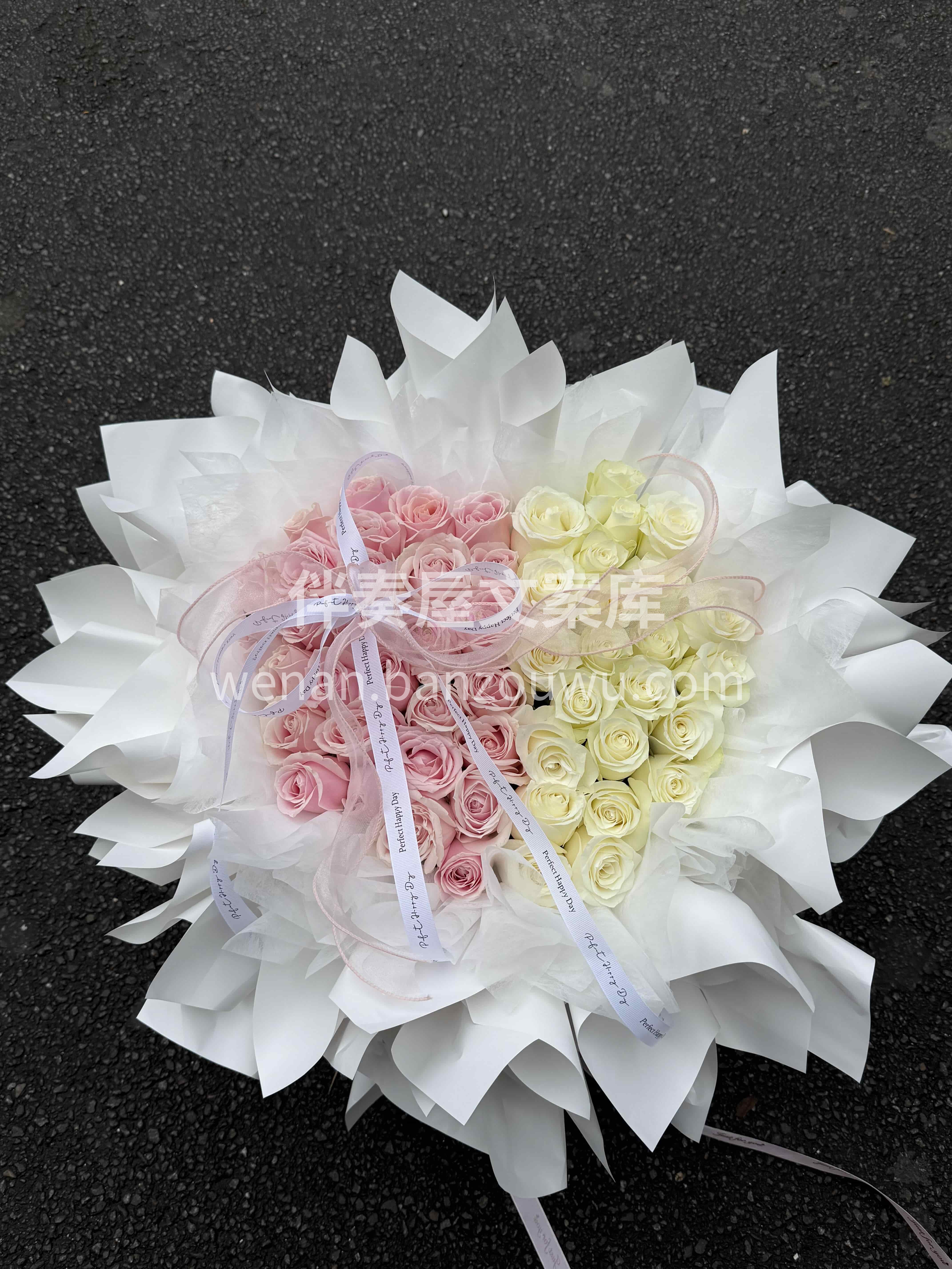 粉白爱心双拼玫瑰花束美到犯规啦🎀 温柔粉色与纯洁白色💕 组成 配图2