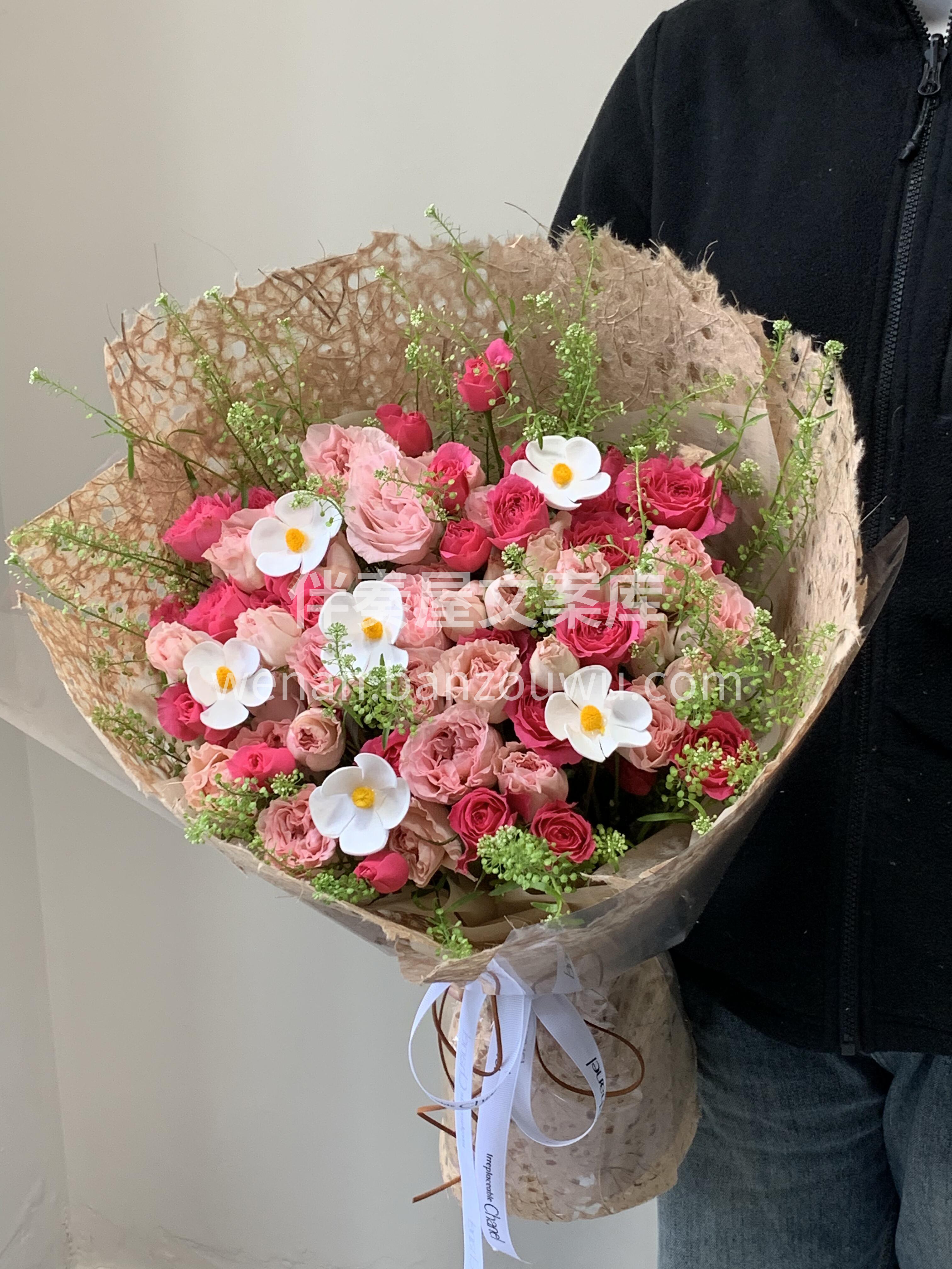 苏菲混搭花束💐 这束花 🌸是今天微笑的理由 生活偶尔需要一点 配图1