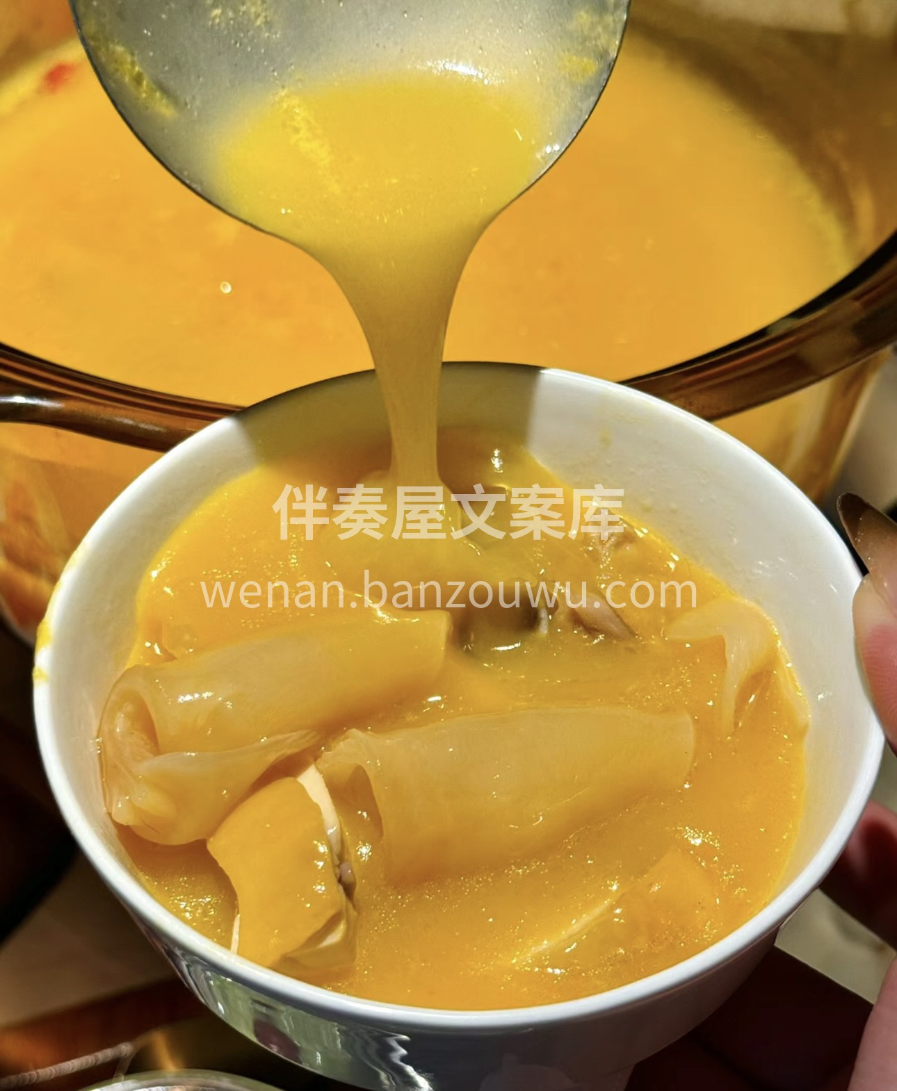 花胶鸡火锅的奢华与鲜美。金色的花胶与鲜嫩 配图2