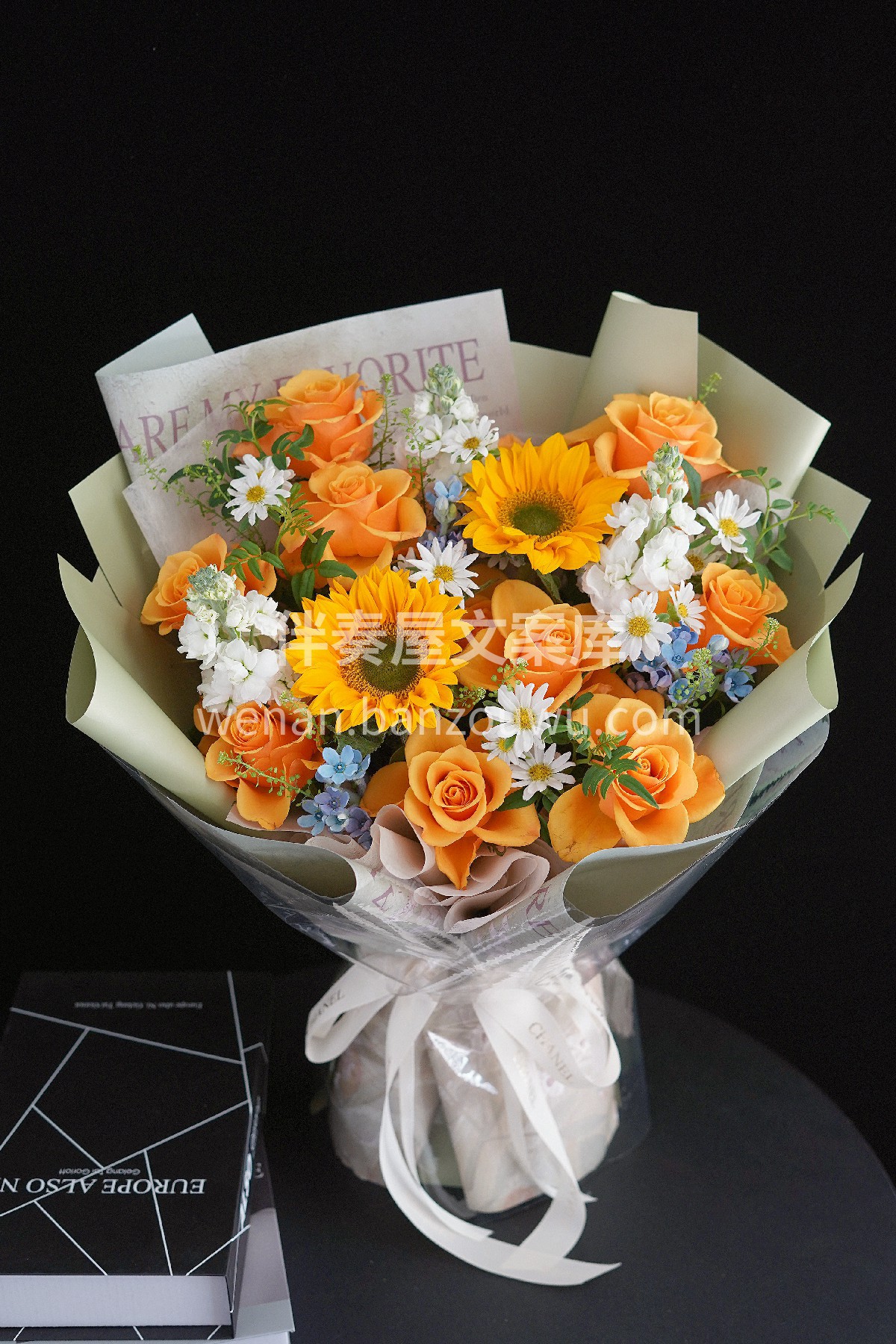 辉煌玫瑰混搭花束💐 颜色为复古橙带金✨ 花瓣带点红 整体看起 配图1